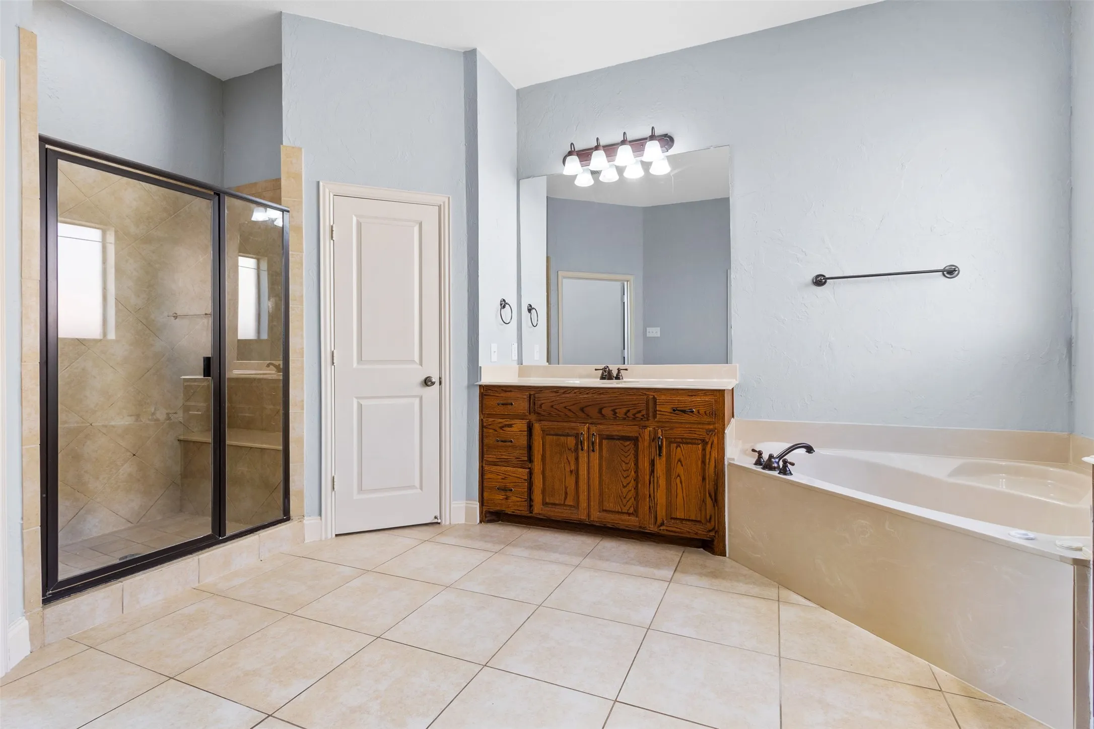 Single Family Residence For Sale in Tarrant County , 221 Tipperary Drive, Keller, Texas 76248, 4 Bedroom, 4 Bathroom, 3 Garage spaces, 3,888 Sqft, built in 2007, mls#21386926, Real Estate Agent in Keller, Homes For Sale in Tarrant county, Homes For Sale in Keller, Realtor in Keller Texas, Real Estate Brokerage Independent Realty Texas, Luminita Cordes Realtor
