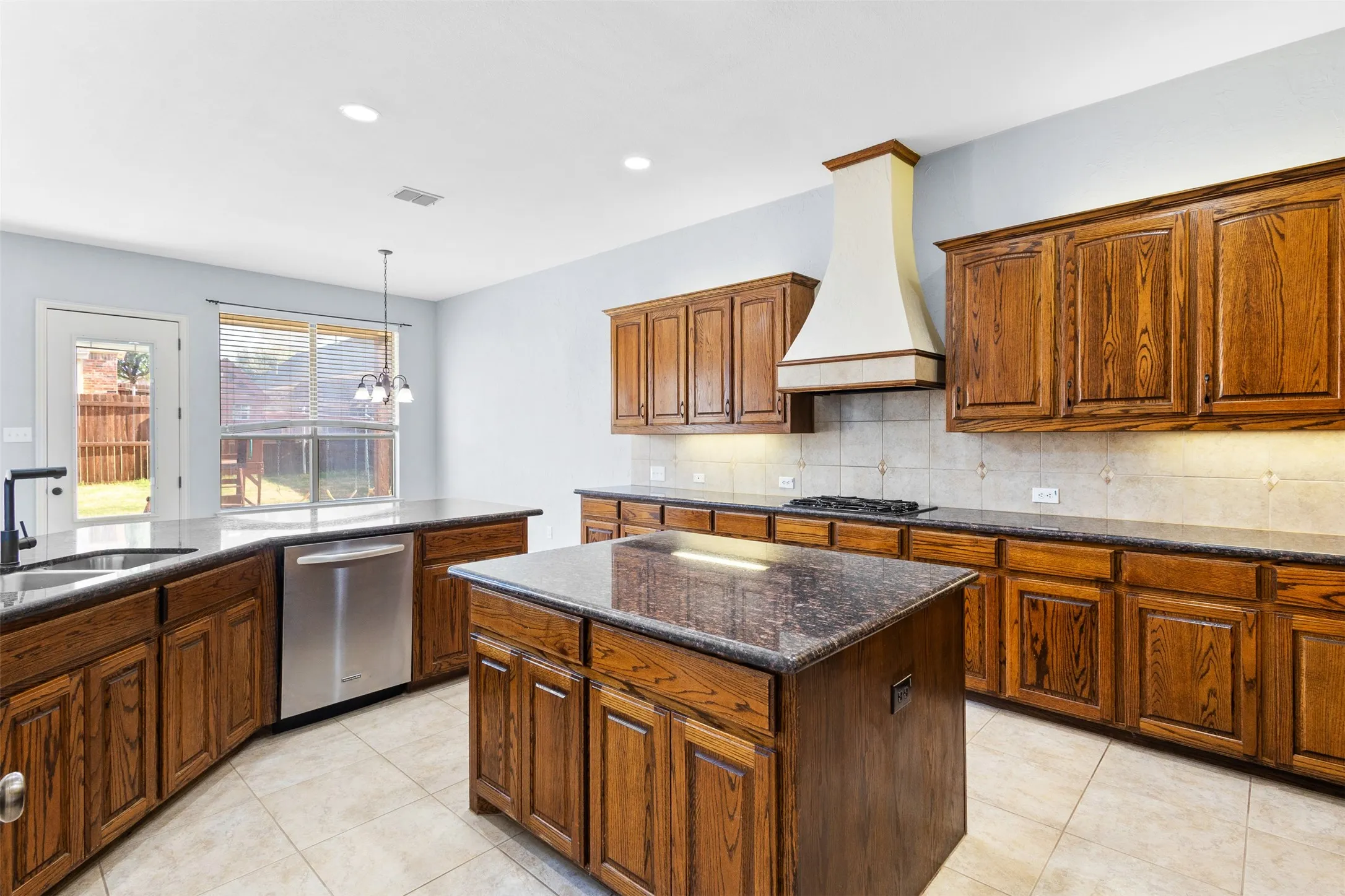 Single Family Residence For Sale in Tarrant County , 221 Tipperary Drive, Keller, Texas 76248, 4 Bedroom, 4 Bathroom, 3 Garage spaces, 3,888 Sqft, built in 2007, mls#21386926, Real Estate Agent in Keller, Homes For Sale in Tarrant county, Homes For Sale in Keller, Realtor in Keller Texas, Real Estate Brokerage Independent Realty Texas, Luminita Cordes Realtor