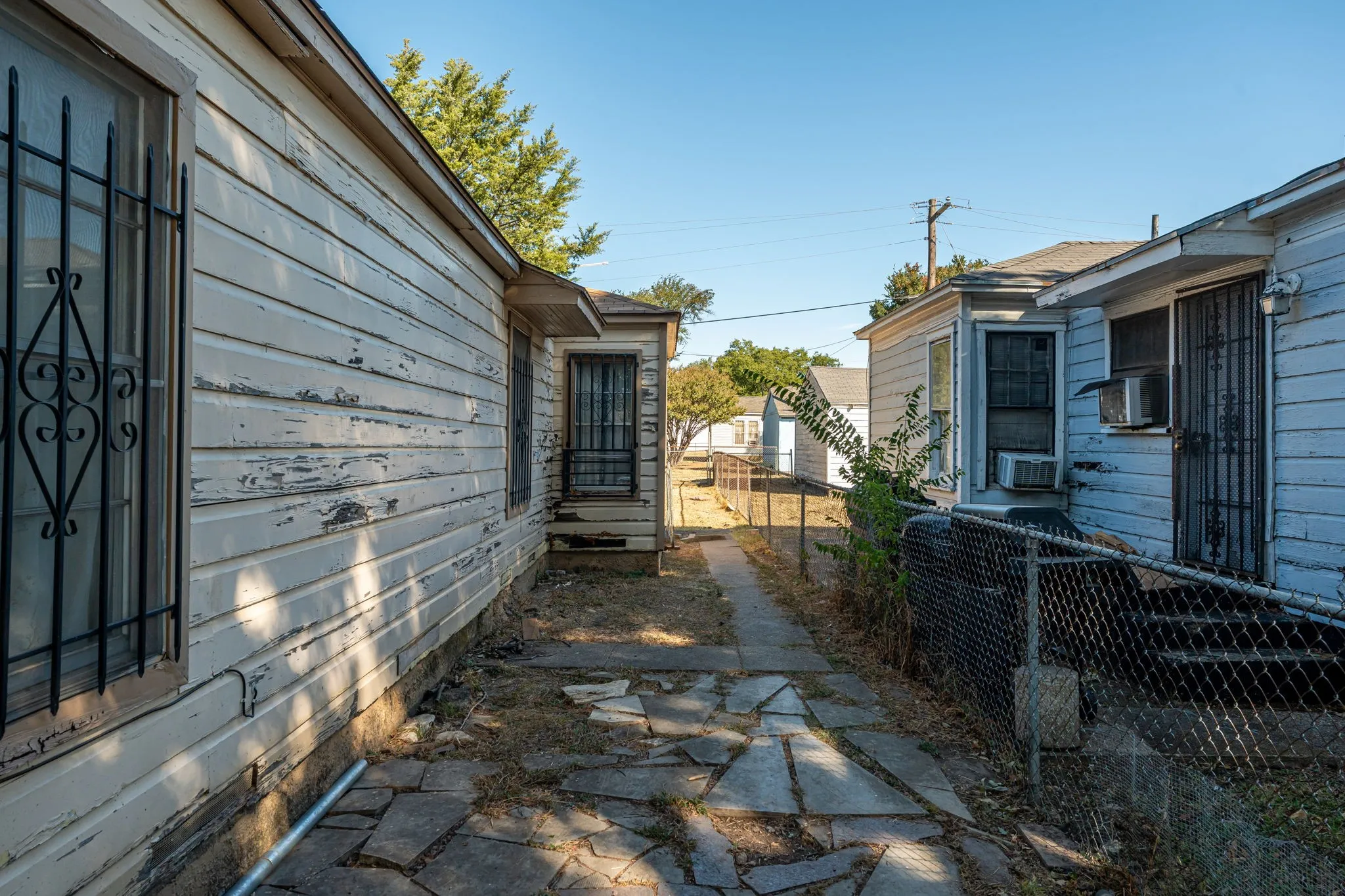 Single Family Residence For Sale in Dallas County , 2017 Lea Crest Drive, Dallas, Texas 75216, 4 Bedroom, 2 Bathroom, 2 Garage spaces, 1,272 Sqft, built in 1947, mls#21387884, Real Estate Agent in Dallas, Homes For Sale in Dallas county, Homes For Sale in Dallas, Realtor in Dallas Texas, Real Estate Brokerage Independent Realty Texas, Luminita Cordes Realtor