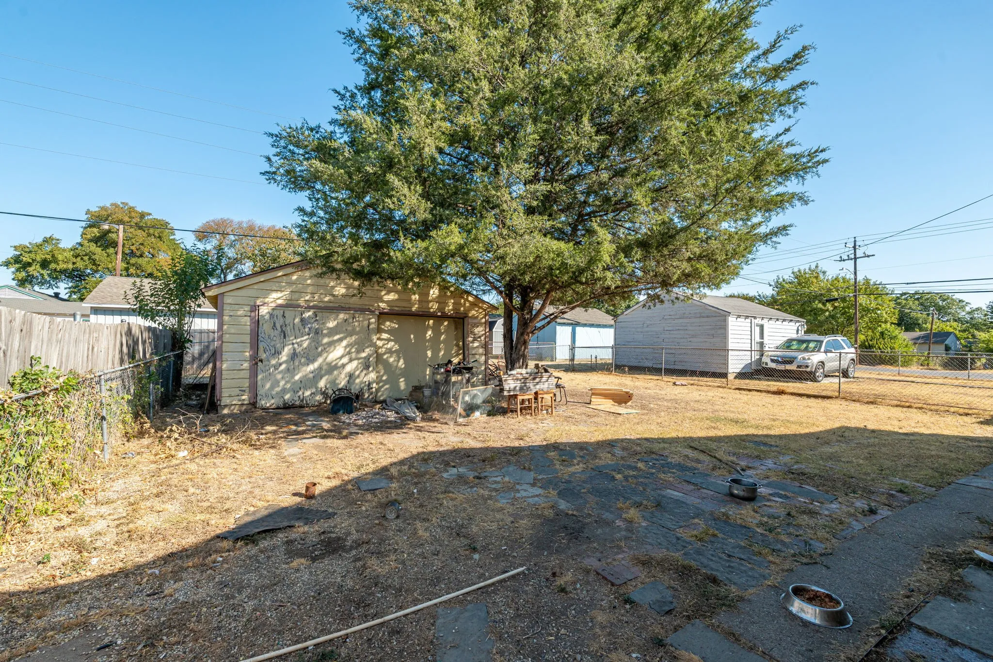 Detached Garage.