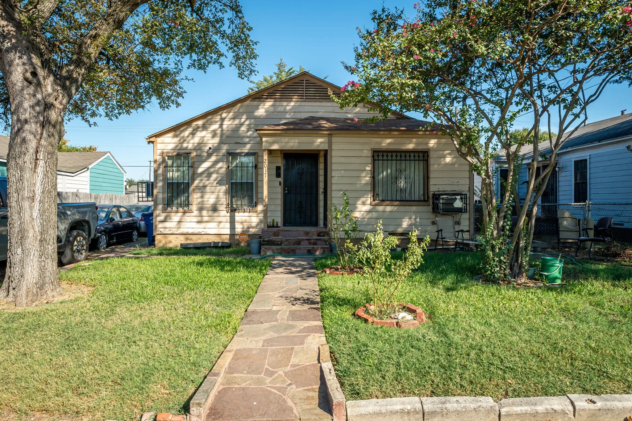 Single Family Residence For Sale in Dallas County , 2017 Lea Crest Drive, Dallas, Texas 75216, 4 Bedroom, 2 Bathroom, 2 Garage spaces, 1,272 Sqft, built in 1947, mls#21387884, Real Estate Agent in Dallas, Homes For Sale in Dallas county, Homes For Sale in Dallas, Realtor in Dallas Texas, Real Estate Brokerage Independent Realty Texas, Luminita Cordes Realtor