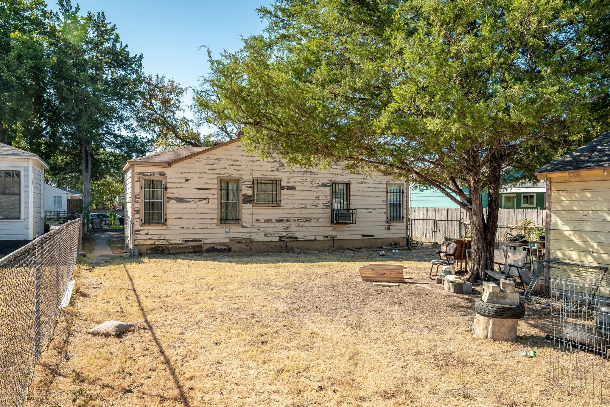 Single Family Residence For Sale in Dallas County , 2017 Lea Crest Drive, Dallas, Texas 75216, 4 Bedroom, 2 Bathroom, 2 Garage spaces, 1,272 Sqft, built in 1947, mls#21387884, Real Estate Agent in Dallas, Homes For Sale in Dallas county, Homes For Sale in Dallas, Realtor in Dallas Texas, Real Estate Brokerage Independent Realty Texas, Luminita Cordes Realtor