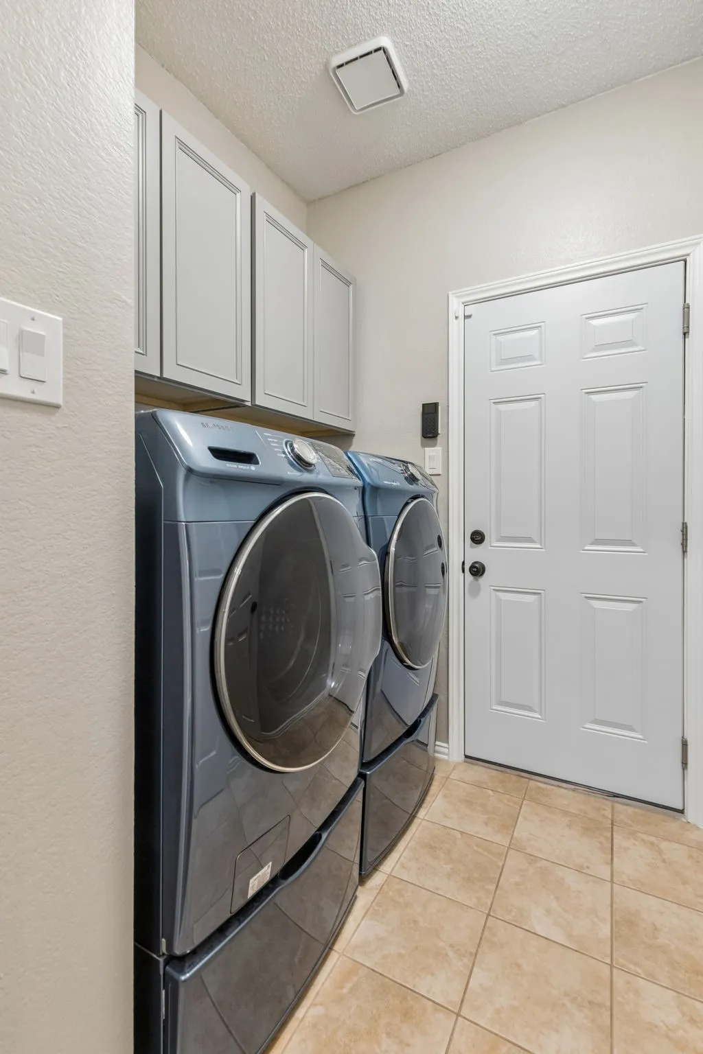 Single Family Residence For Sale in Collin County , 8212 Steamers Lane, Frisco, Texas 75035, 4 Bedroom, 3 Bathroom, 2 Garage spaces, 2,578 Sqft, built in 1994, mls#21388302, Real Estate Agent in Frisco, Homes For Sale in Collin county, Homes For Sale in Frisco, Realtor in Frisco Texas, Real Estate Brokerage Independent Realty Texas, Luminita Cordes Realtor