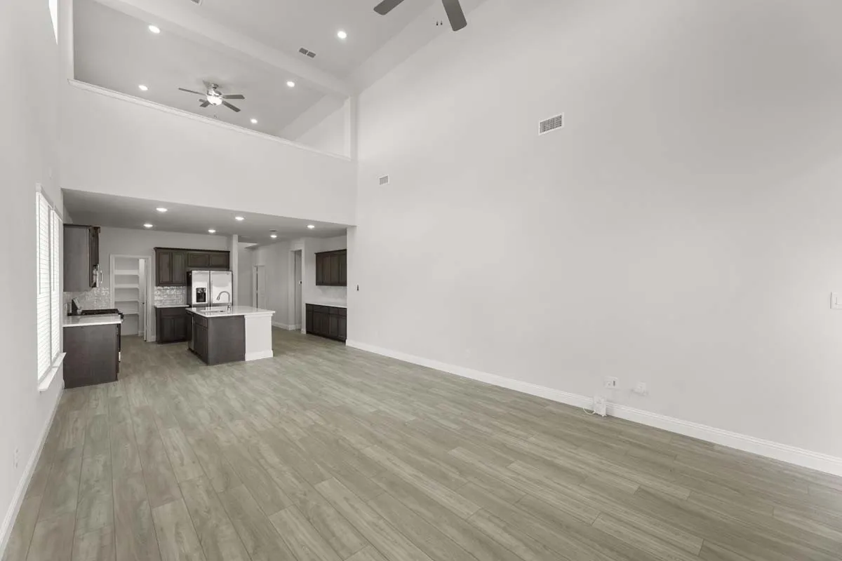 06_1033-lovely-day-lavon-tx-living-room-high-ceiling