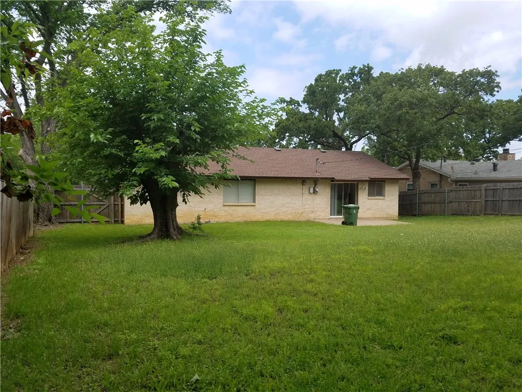 Single Family Residence For Rent in Tarrant County , 2724 BUFFALO Drive, Arlington, Texas 76013, 3 Bedroom, 2 Bathroom, 2 Garage spaces, 1,387 Sqft, built in 1967, mls#21388313, Real Estate Agent in Arlington, Homes For Rent in Tarrant county, Homes For Rent in Arlington, Realtor in Arlington Texas, Real Estate Brokerage Independent Realty Texas, Luminita Cordes Realtor