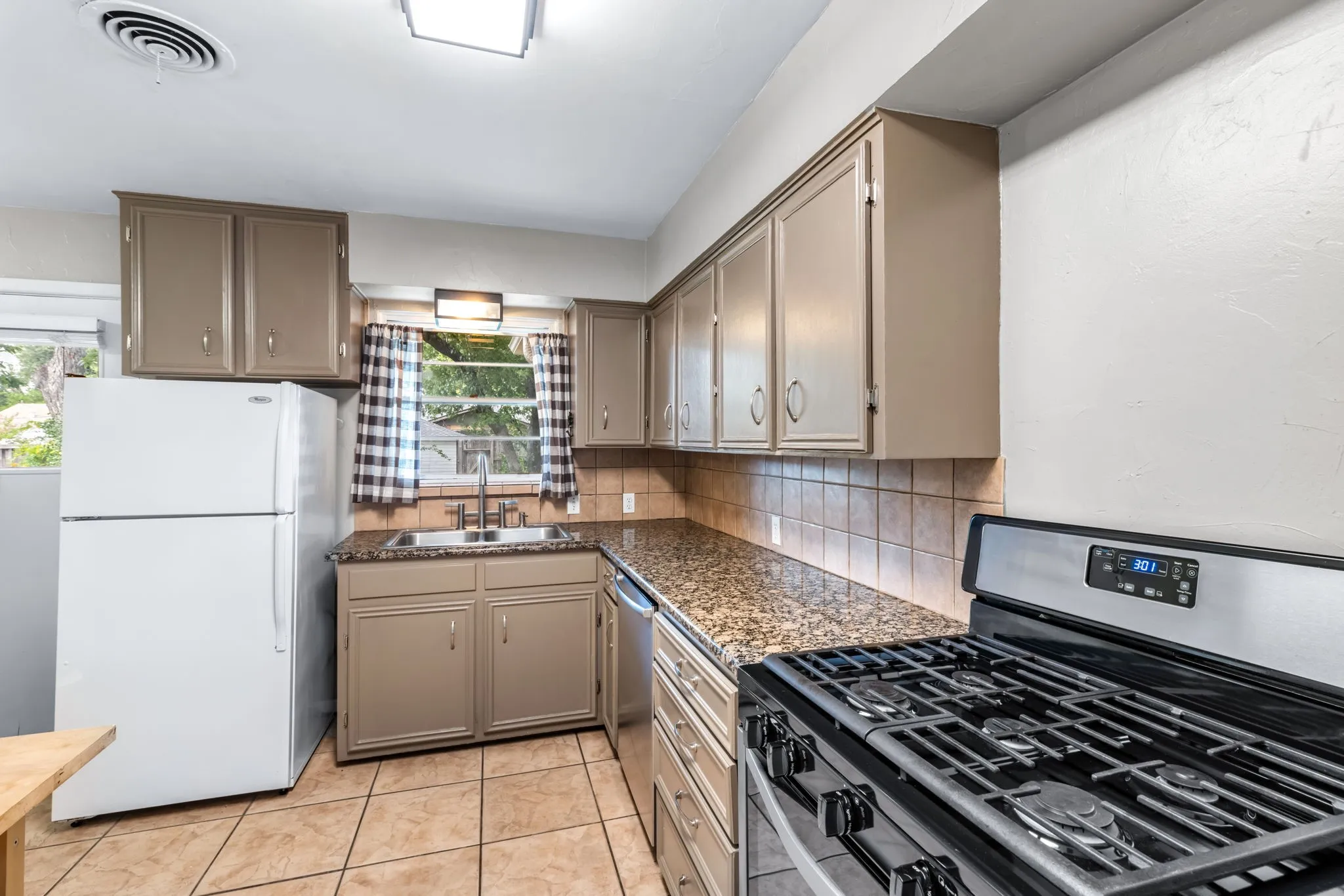 Single Family Residence For Rent in Dallas County , 704 Downing Drive, Richardson, Texas 75080, 3 Bedroom, 2 Bathroom, 1 Garage spaces, 1,444 Sqft, built in 1955, mls#21388294, Real Estate Agent in Richardson, Homes For Rent in Dallas county, Homes For Rent in Richardson, Realtor in Richardson Texas, Real Estate Brokerage Independent Realty Texas, Luminita Cordes Realtor