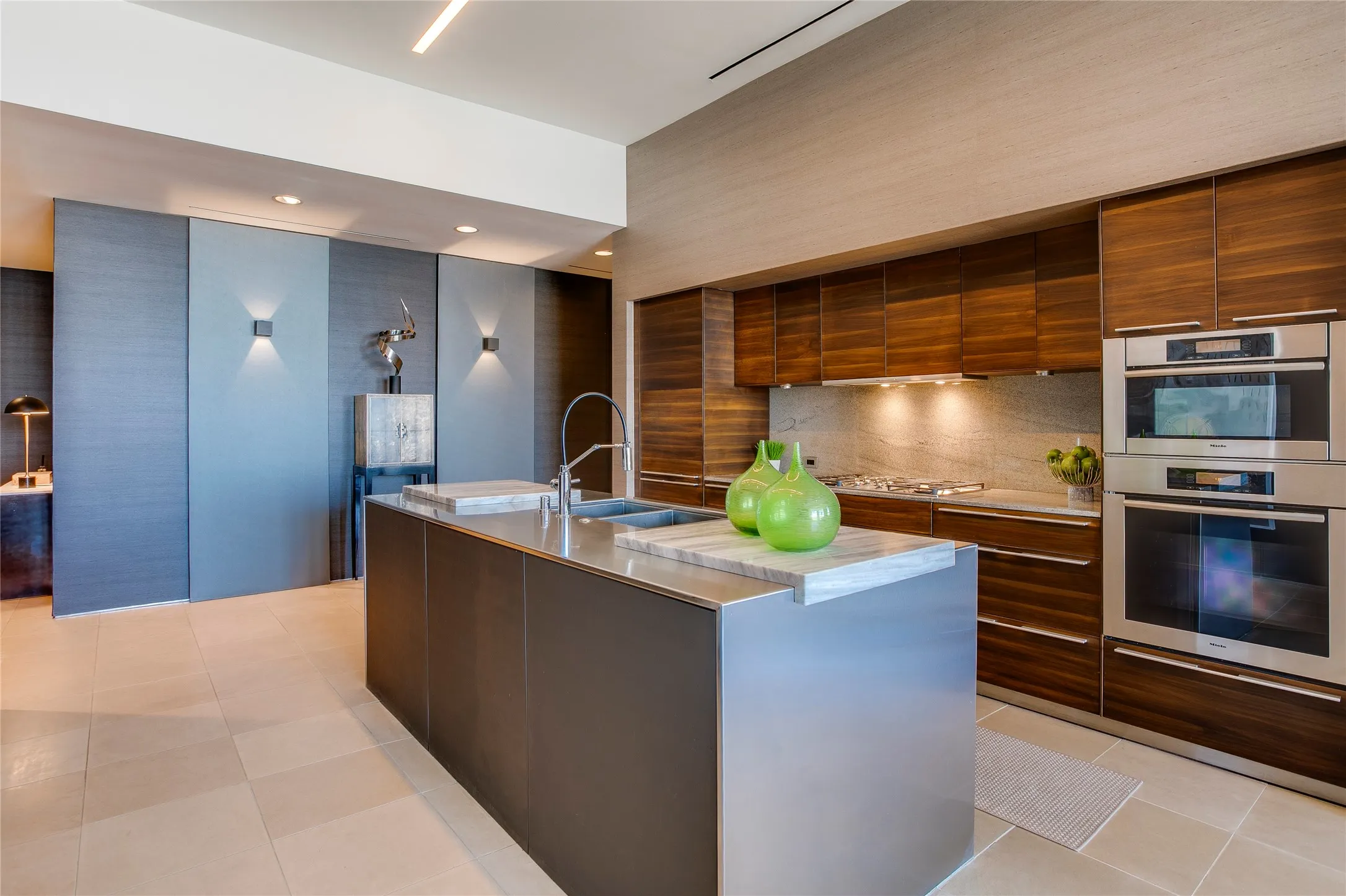 Condominium For Sale in Dallas County , 1717 Arts Plaza 1910, Dallas, Texas 75201, 2 Bedroom, 2 Bathroom, 2 Garage spaces, 1,749 Sqft, built in 2007, mls#21386991, Real Estate Agent in Dallas, Homes For Sale in Dallas county, Homes For Sale in Dallas, Realtor in Dallas Texas, Real Estate Brokerage Independent Realty Texas, Luminita Cordes Realtor