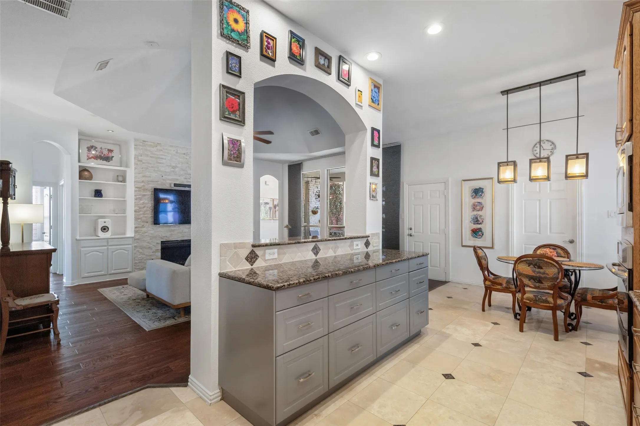 Single Family Residence For Sale in Denton County , 1808 Auburn Drive, Carrollton, Texas 75007, 4 Bedroom, 2 Bathroom, 2 Garage spaces, 2,112 Sqft, built in 2001, mls#21386675, Real Estate Agent in Carrollton, Homes For Sale in Denton county, Homes For Sale in Carrollton, Realtor in Carrollton Texas, Real Estate Brokerage Independent Realty Texas, Luminita Cordes Realtor