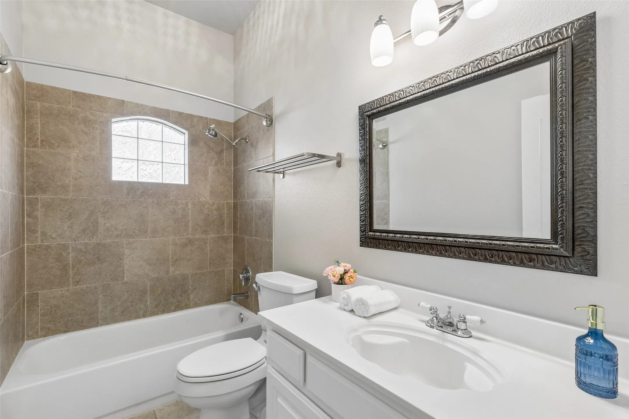 Single Family Residence For Sale in Denton County , 1808 Auburn Drive, Carrollton, Texas 75007, 4 Bedroom, 2 Bathroom, 2 Garage spaces, 2,112 Sqft, built in 2001, mls#21386675, Real Estate Agent in Carrollton, Homes For Sale in Denton county, Homes For Sale in Carrollton, Realtor in Carrollton Texas, Real Estate Brokerage Independent Realty Texas, Luminita Cordes Realtor