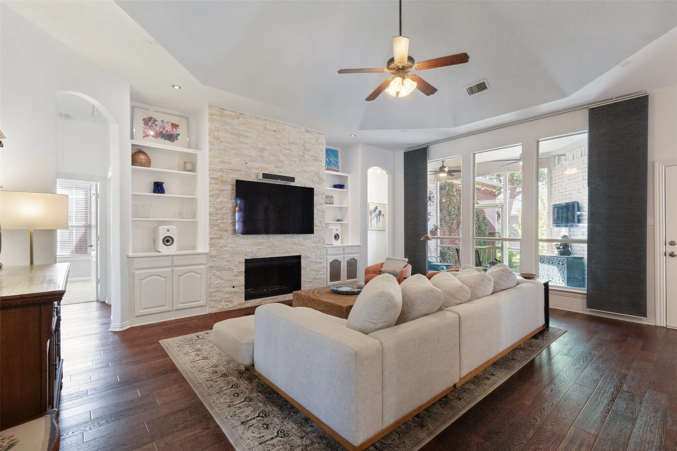 Single Family Residence For Sale in Denton County , 1808 Auburn Drive, Carrollton, Texas 75007, 4 Bedroom, 2 Bathroom, 2 Garage spaces, 2,112 Sqft, built in 2001, mls#21386675, Real Estate Agent in Carrollton, Homes For Sale in Denton county, Homes For Sale in Carrollton, Realtor in Carrollton Texas, Real Estate Brokerage Independent Realty Texas, Luminita Cordes Realtor