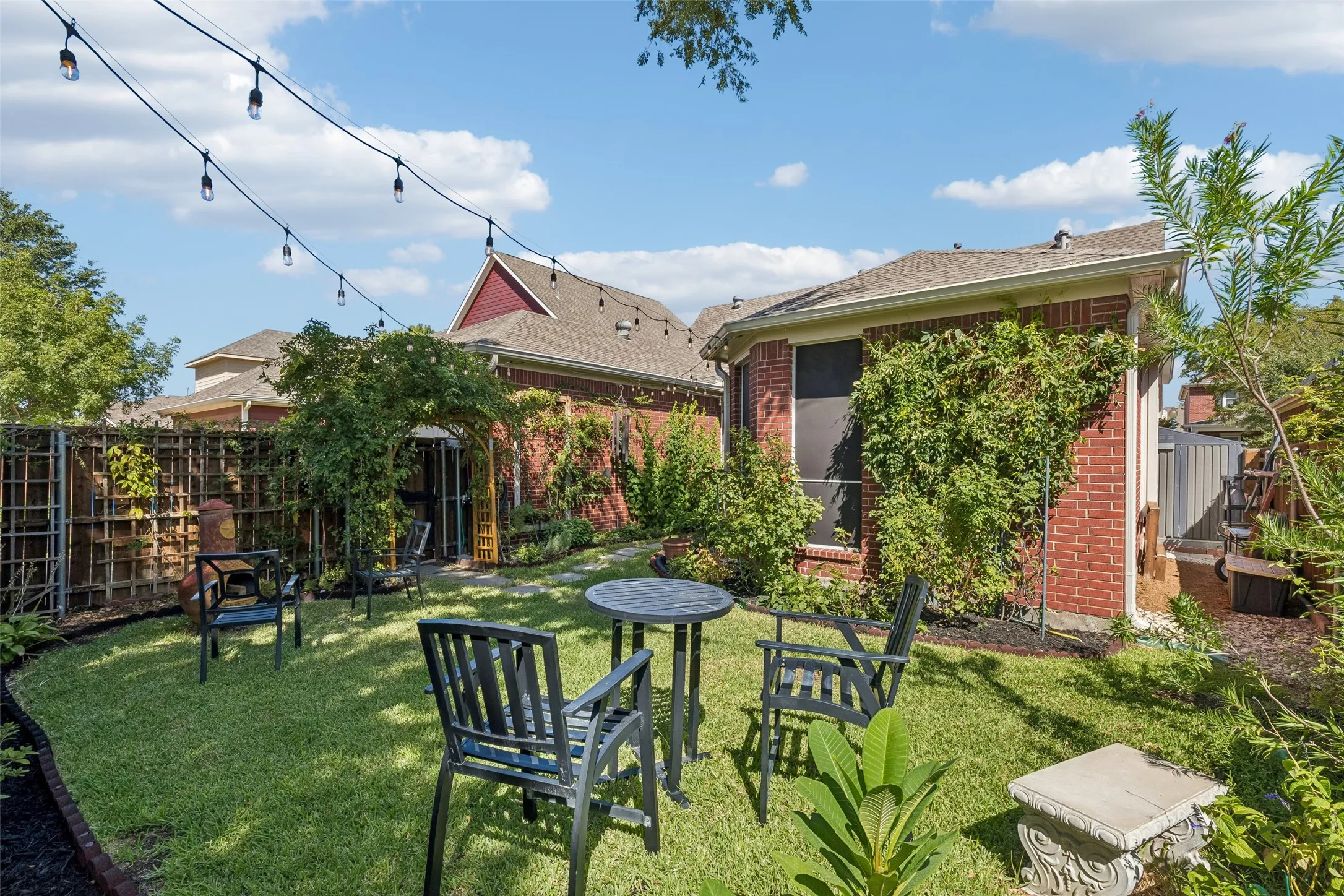 Single Family Residence For Sale in Denton County , 1808 Auburn Drive, Carrollton, Texas 75007, 4 Bedroom, 2 Bathroom, 2 Garage spaces, 2,112 Sqft, built in 2001, mls#21386675, Real Estate Agent in Carrollton, Homes For Sale in Denton county, Homes For Sale in Carrollton, Realtor in Carrollton Texas, Real Estate Brokerage Independent Realty Texas, Luminita Cordes Realtor