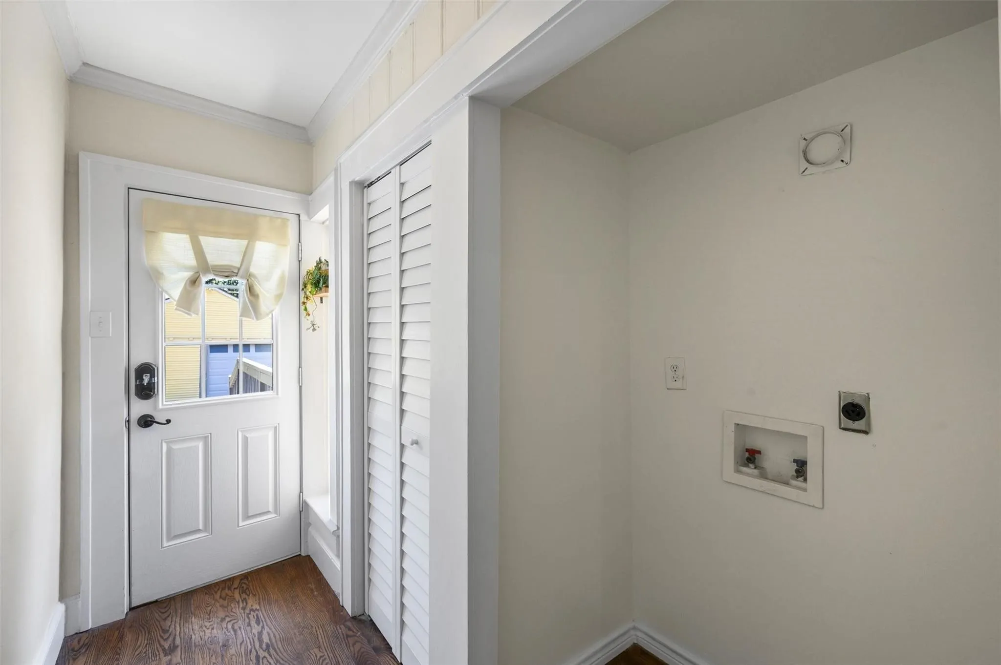 Single Family Residence For Rent in Dallas County , 5720 Tremont Street, Dallas, Texas 75214, 2 Bedroom, 2 Bathroom, 2 Garage spaces, 1,538 Sqft, built in 1921, mls#21388282, Real Estate Agent in Dallas, Homes For Rent in Dallas county, Homes For Rent in Dallas, Realtor in Dallas Texas, Real Estate Brokerage Independent Realty Texas, Luminita Cordes Realtor