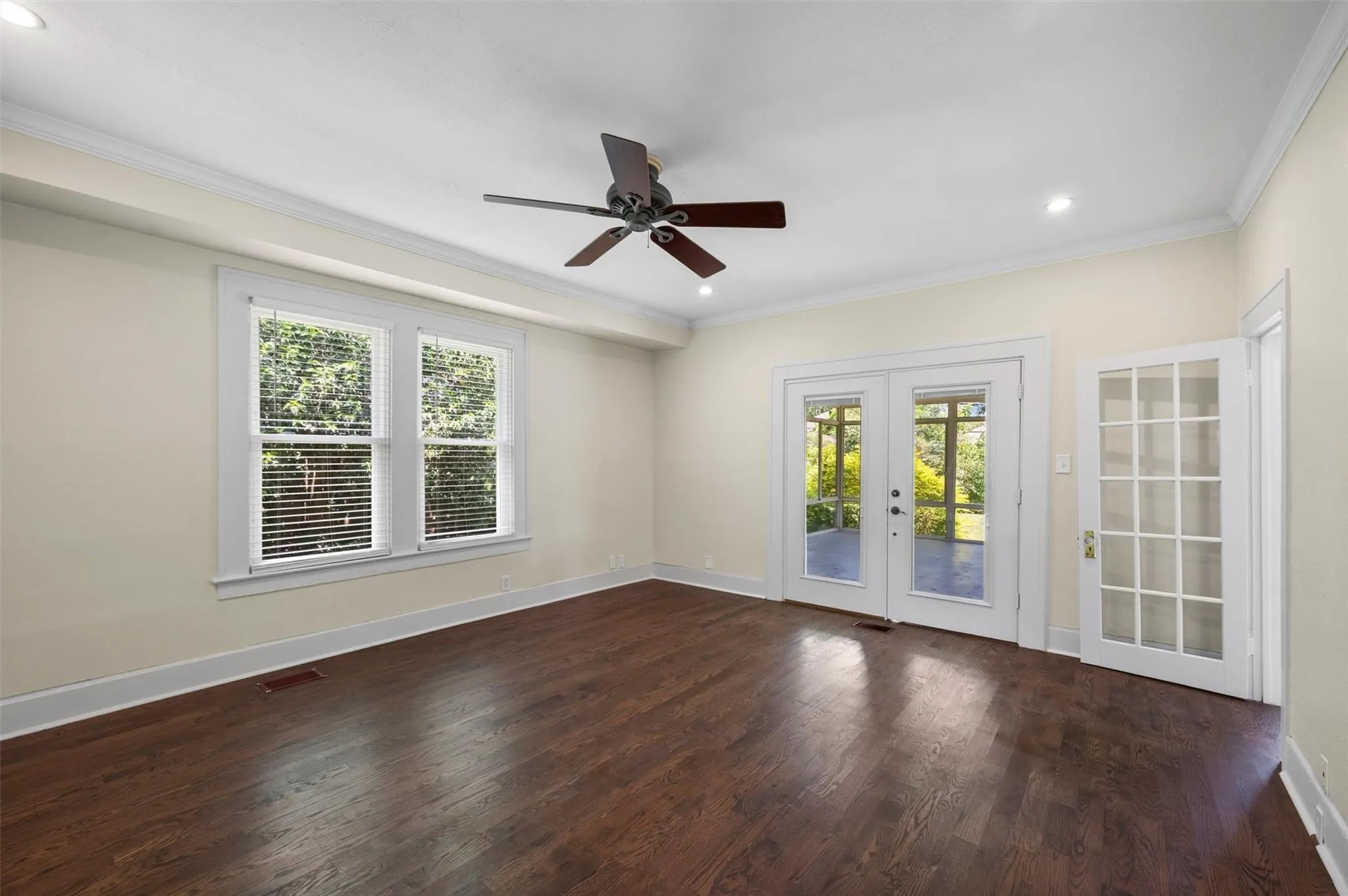 Single Family Residence For Rent in Dallas County , 5720 Tremont Street, Dallas, Texas 75214, 2 Bedroom, 2 Bathroom, 2 Garage spaces, 1,538 Sqft, built in 1921, mls#21388282, Real Estate Agent in Dallas, Homes For Rent in Dallas county, Homes For Rent in Dallas, Realtor in Dallas Texas, Real Estate Brokerage Independent Realty Texas, Luminita Cordes Realtor