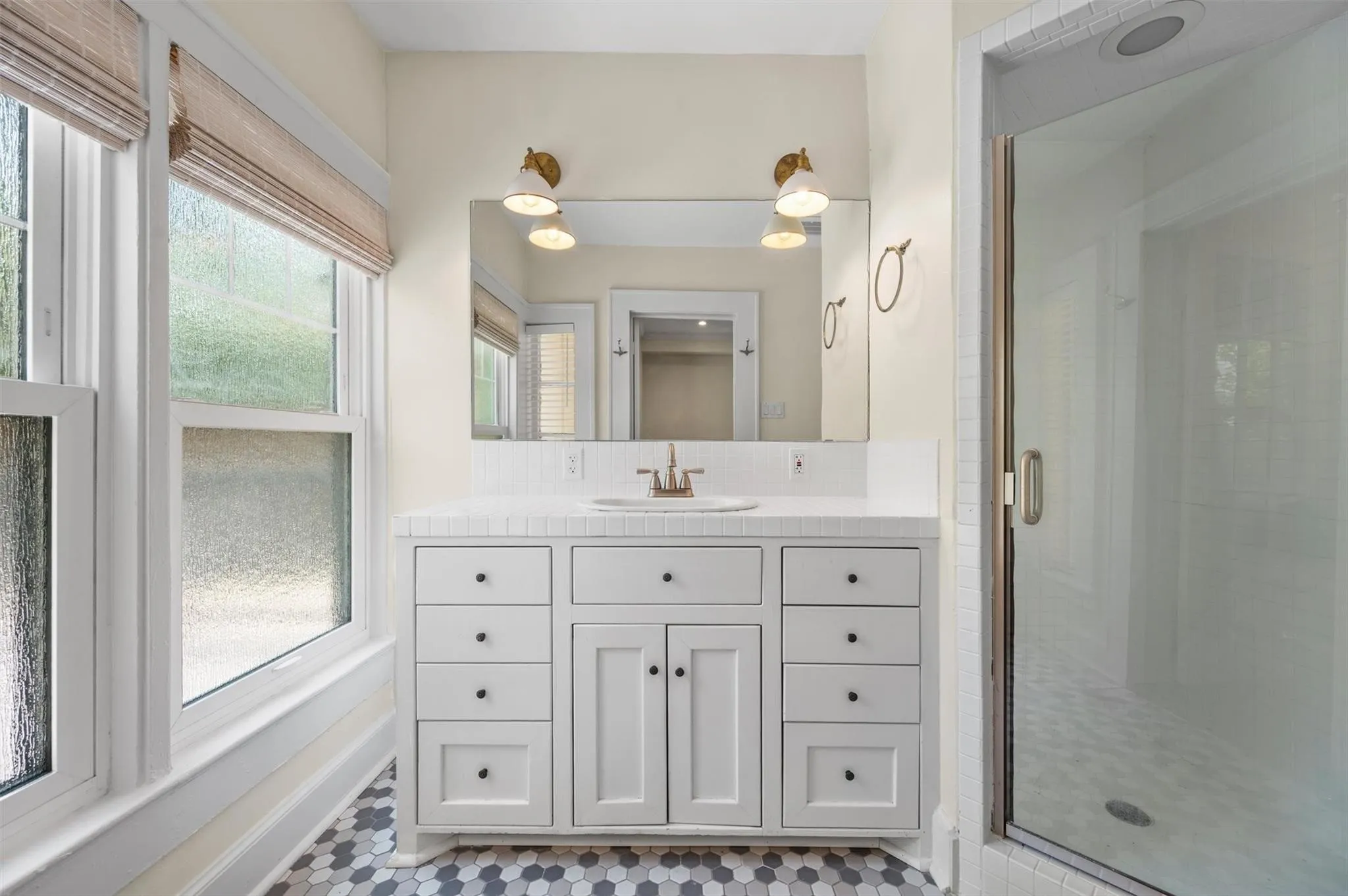Single Family Residence For Rent in Dallas County , 5720 Tremont Street, Dallas, Texas 75214, 2 Bedroom, 2 Bathroom, 2 Garage spaces, 1,538 Sqft, built in 1921, mls#21388282, Real Estate Agent in Dallas, Homes For Rent in Dallas county, Homes For Rent in Dallas, Realtor in Dallas Texas, Real Estate Brokerage Independent Realty Texas, Luminita Cordes Realtor