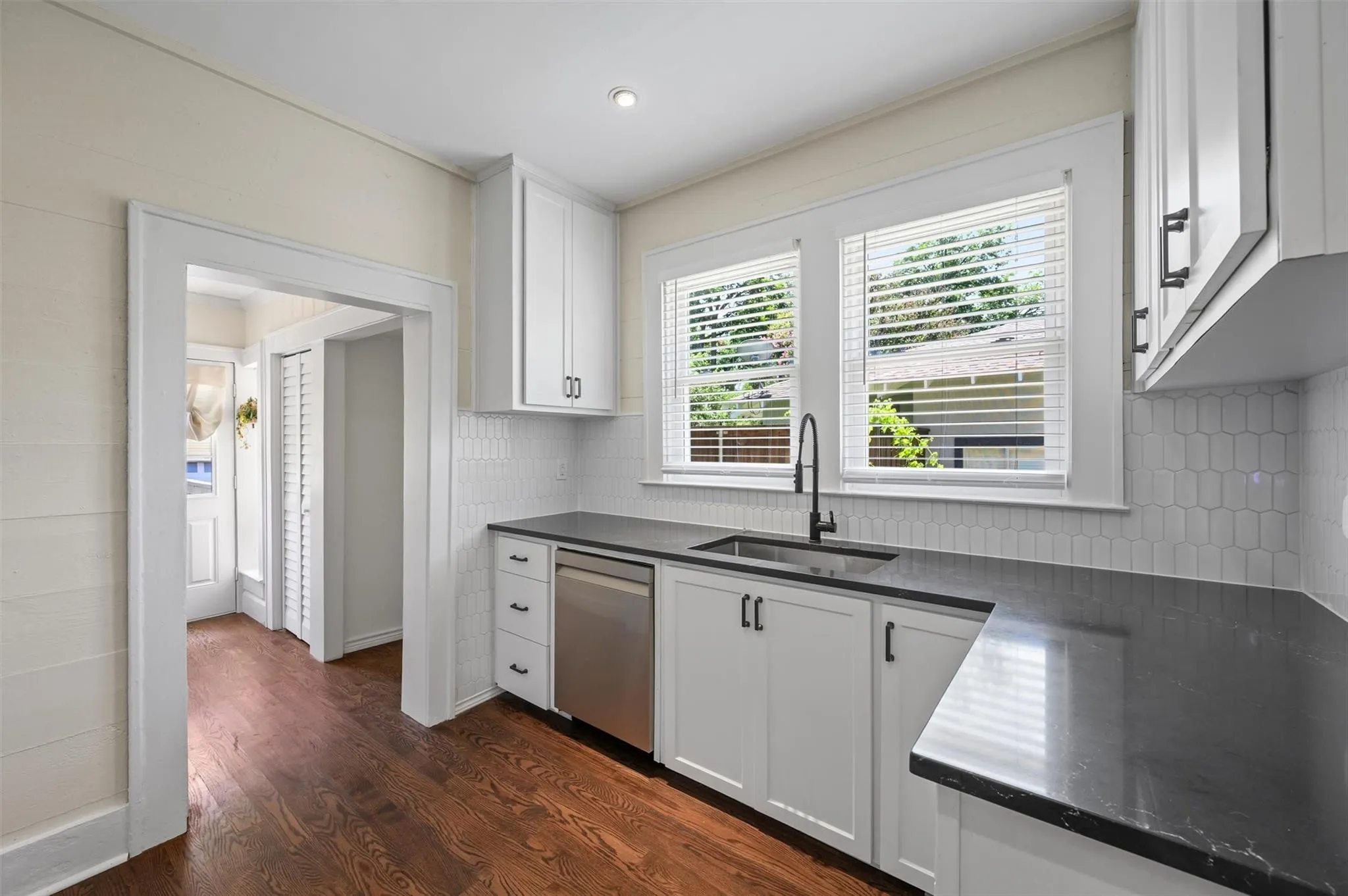 Single Family Residence For Rent in Dallas County , 5720 Tremont Street, Dallas, Texas 75214, 2 Bedroom, 2 Bathroom, 2 Garage spaces, 1,538 Sqft, built in 1921, mls#21388282, Real Estate Agent in Dallas, Homes For Rent in Dallas county, Homes For Rent in Dallas, Realtor in Dallas Texas, Real Estate Brokerage Independent Realty Texas, Luminita Cordes Realtor