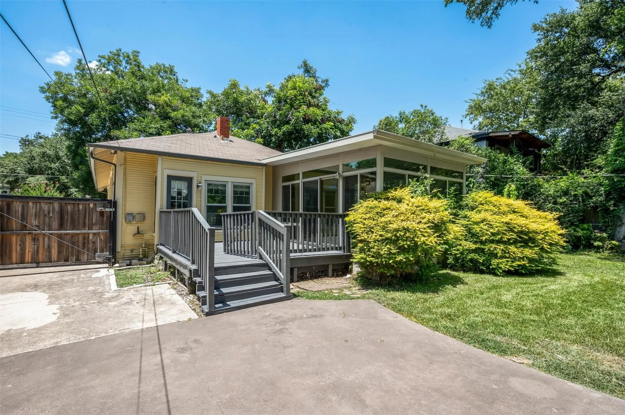 Single Family Residence For Rent in Dallas County , 5720 Tremont Street, Dallas, Texas 75214, 2 Bedroom, 2 Bathroom, 2 Garage spaces, 1,538 Sqft, built in 1921, mls#21388282, Real Estate Agent in Dallas, Homes For Rent in Dallas county, Homes For Rent in Dallas, Realtor in Dallas Texas, Real Estate Brokerage Independent Realty Texas, Luminita Cordes Realtor