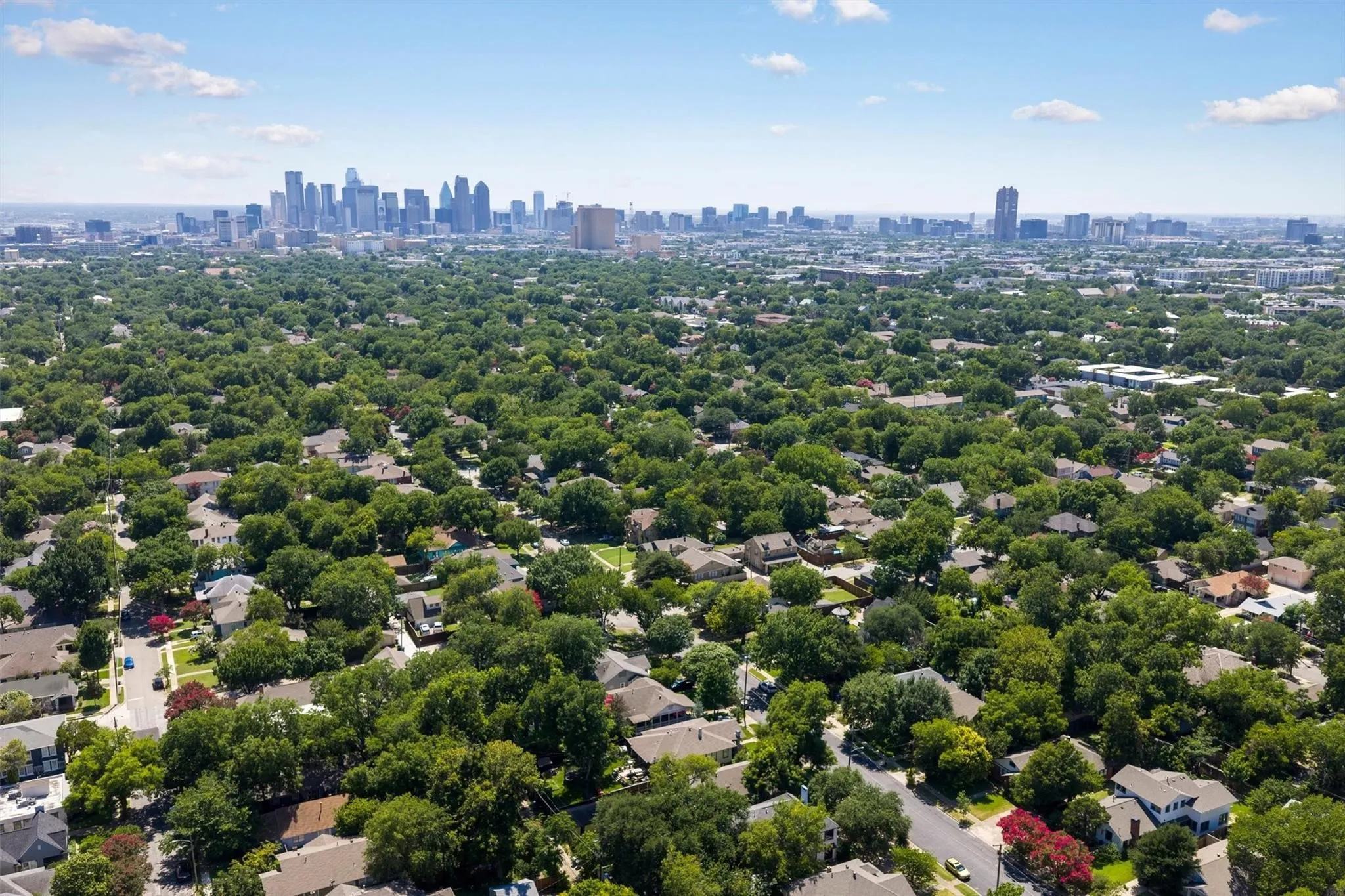 Single Family Residence For Rent in Dallas County , 5720 Tremont Street, Dallas, Texas 75214, 2 Bedroom, 2 Bathroom, 2 Garage spaces, 1,538 Sqft, built in 1921, mls#21388282, Real Estate Agent in Dallas, Homes For Rent in Dallas county, Homes For Rent in Dallas, Realtor in Dallas Texas, Real Estate Brokerage Independent Realty Texas, Luminita Cordes Realtor