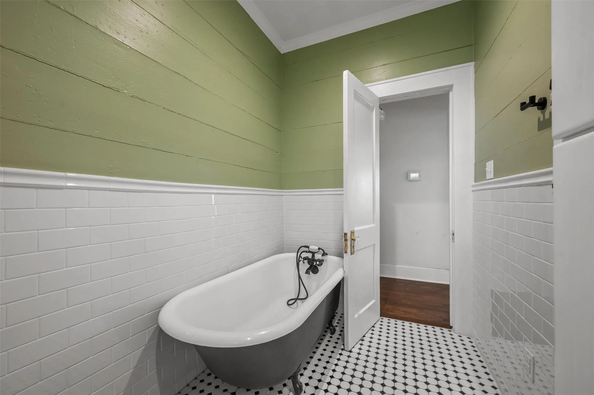 Single Family Residence For Rent in Dallas County , 5720 Tremont Street, Dallas, Texas 75214, 2 Bedroom, 2 Bathroom, 2 Garage spaces, 1,538 Sqft, built in 1921, mls#21388282, Real Estate Agent in Dallas, Homes For Rent in Dallas county, Homes For Rent in Dallas, Realtor in Dallas Texas, Real Estate Brokerage Independent Realty Texas, Luminita Cordes Realtor