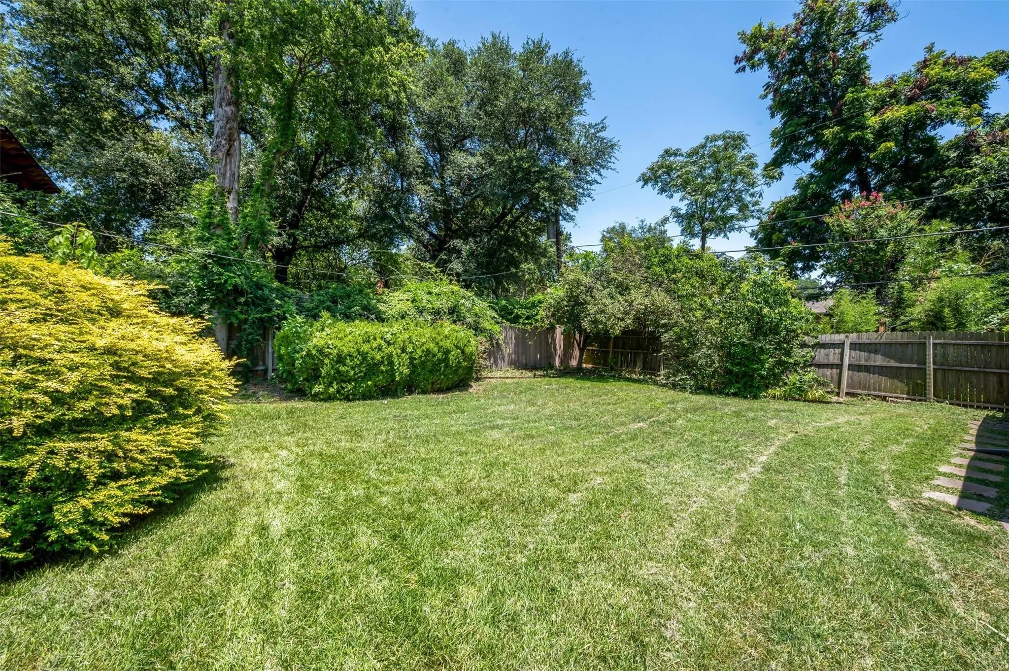Single Family Residence For Rent in Dallas County , 5720 Tremont Street, Dallas, Texas 75214, 2 Bedroom, 2 Bathroom, 2 Garage spaces, 1,538 Sqft, built in 1921, mls#21388282, Real Estate Agent in Dallas, Homes For Rent in Dallas county, Homes For Rent in Dallas, Realtor in Dallas Texas, Real Estate Brokerage Independent Realty Texas, Luminita Cordes Realtor