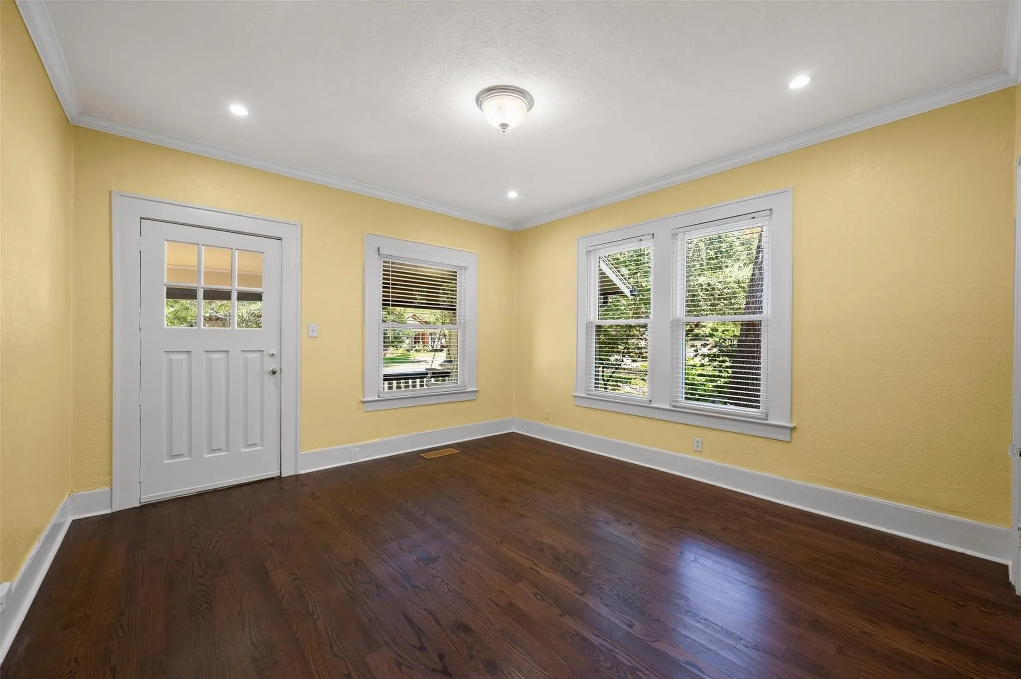 Single Family Residence For Rent in Dallas County , 5720 Tremont Street, Dallas, Texas 75214, 2 Bedroom, 2 Bathroom, 2 Garage spaces, 1,538 Sqft, built in 1921, mls#21388282, Real Estate Agent in Dallas, Homes For Rent in Dallas county, Homes For Rent in Dallas, Realtor in Dallas Texas, Real Estate Brokerage Independent Realty Texas, Luminita Cordes Realtor
