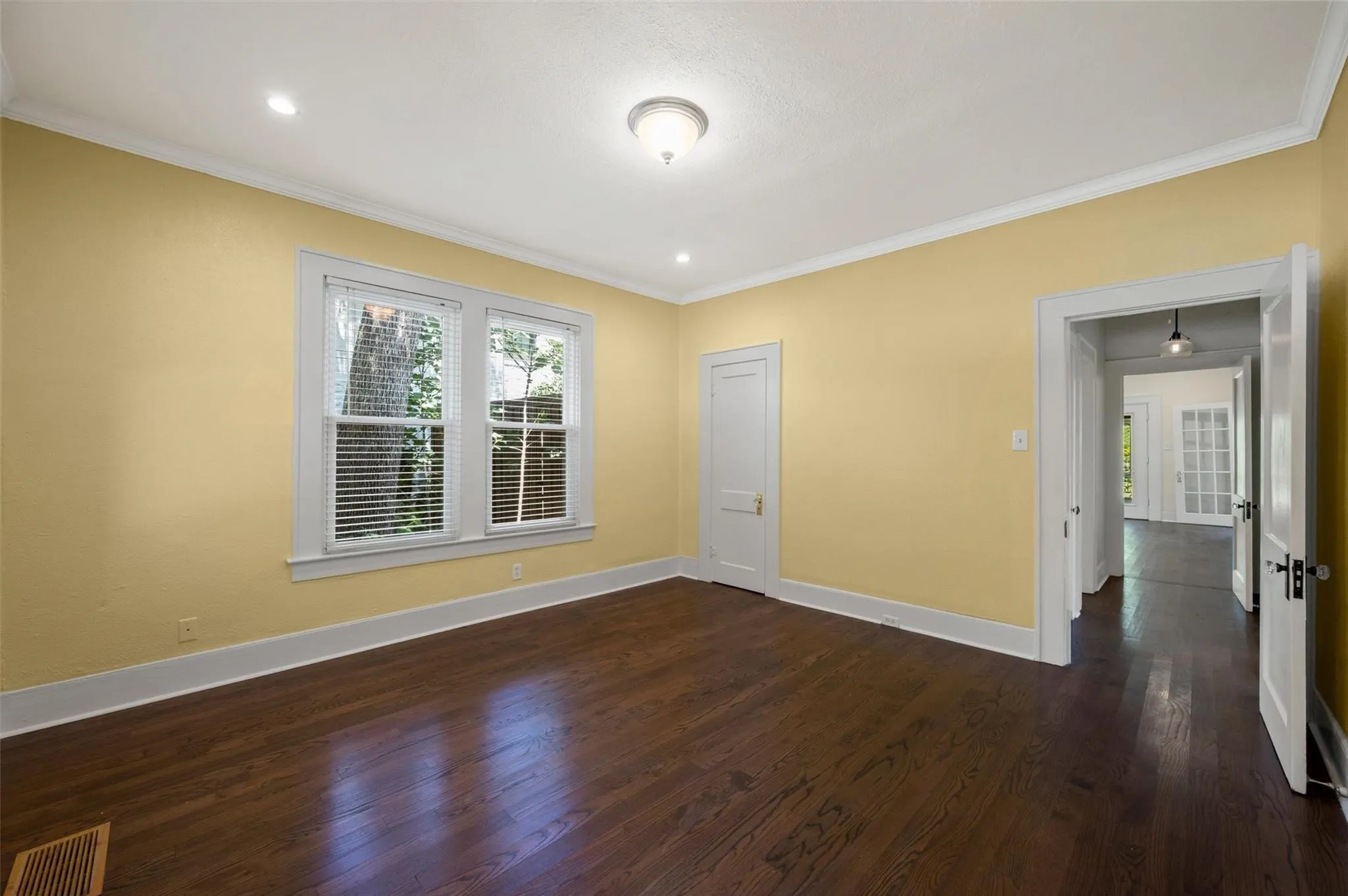 Single Family Residence For Rent in Dallas County , 5720 Tremont Street, Dallas, Texas 75214, 2 Bedroom, 2 Bathroom, 2 Garage spaces, 1,538 Sqft, built in 1921, mls#21388282, Real Estate Agent in Dallas, Homes For Rent in Dallas county, Homes For Rent in Dallas, Realtor in Dallas Texas, Real Estate Brokerage Independent Realty Texas, Luminita Cordes Realtor