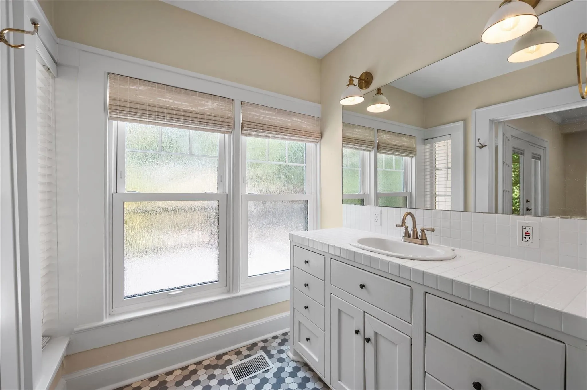 Single Family Residence For Rent in Dallas County , 5720 Tremont Street, Dallas, Texas 75214, 2 Bedroom, 2 Bathroom, 2 Garage spaces, 1,538 Sqft, built in 1921, mls#21388282, Real Estate Agent in Dallas, Homes For Rent in Dallas county, Homes For Rent in Dallas, Realtor in Dallas Texas, Real Estate Brokerage Independent Realty Texas, Luminita Cordes Realtor