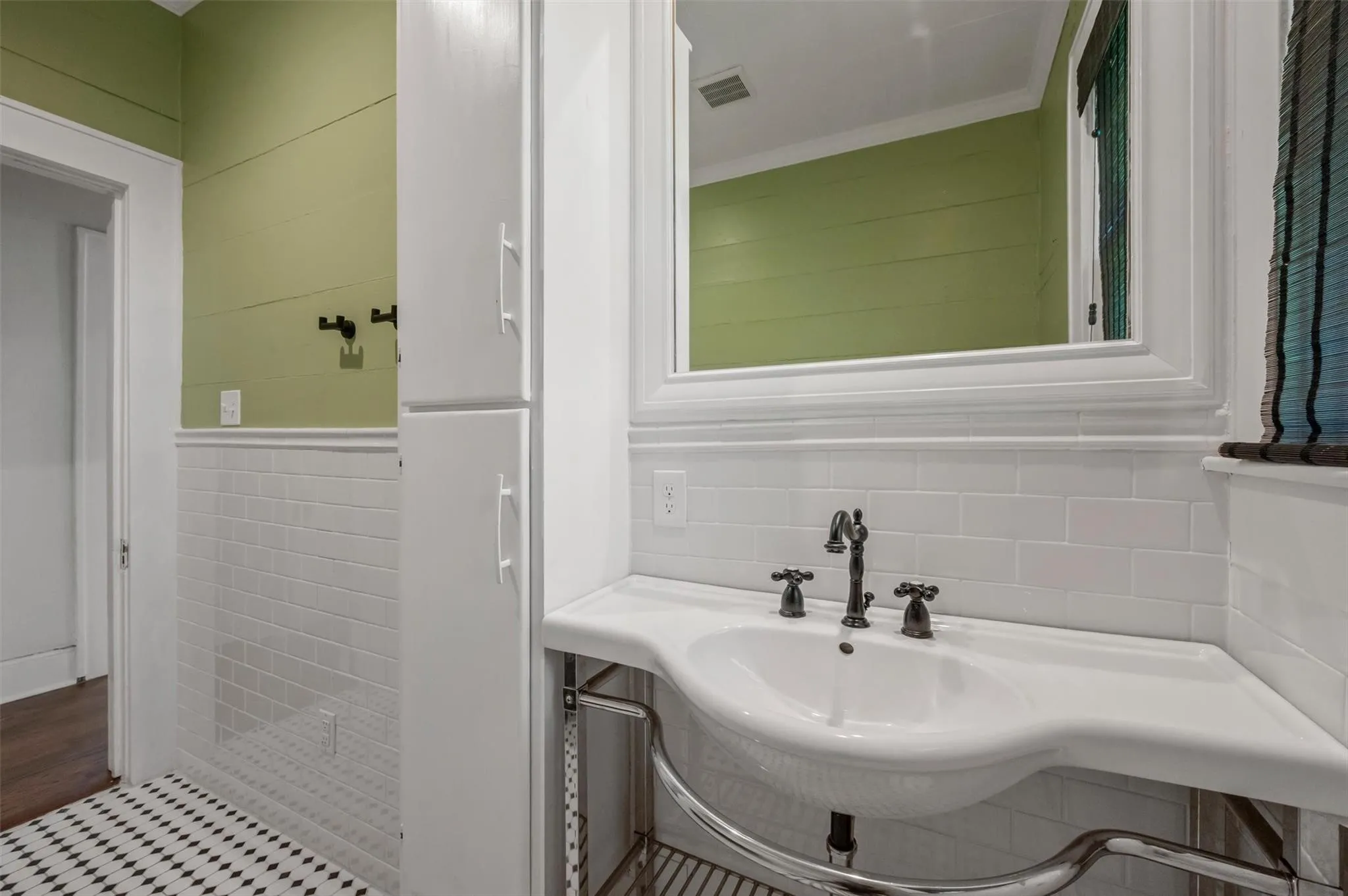 Single Family Residence For Rent in Dallas County , 5720 Tremont Street, Dallas, Texas 75214, 2 Bedroom, 2 Bathroom, 2 Garage spaces, 1,538 Sqft, built in 1921, mls#21388282, Real Estate Agent in Dallas, Homes For Rent in Dallas county, Homes For Rent in Dallas, Realtor in Dallas Texas, Real Estate Brokerage Independent Realty Texas, Luminita Cordes Realtor