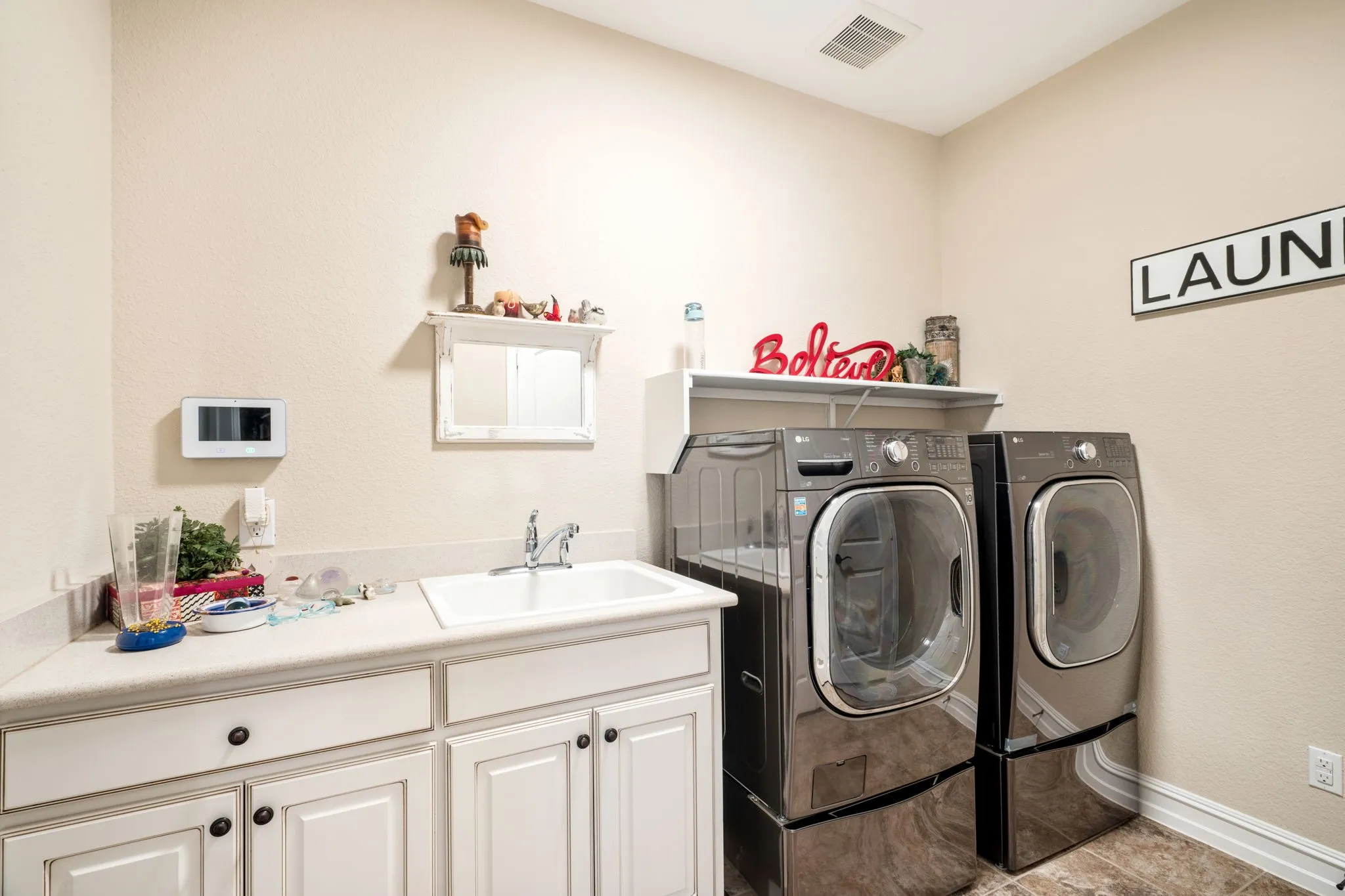 Single Family Residence For Sale in Denton County , 7158 Bluff Point, Frisco, Texas 75036, 3 Bedroom, 3 Bathroom, 3 Garage spaces, 2,807 Sqft, built in 2017, mls#21385792, Real Estate Agent in Frisco, Homes For Sale in Denton county, Homes For Sale in Frisco, Realtor in Frisco Texas, Real Estate Brokerage Independent Realty Texas, Luminita Cordes Realtor