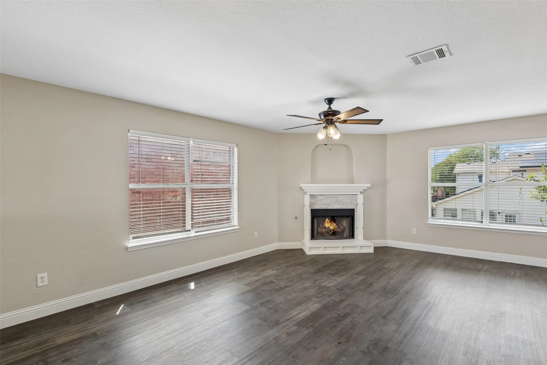 Single Family Residence For Rent in Denton County , 2034 Peregrine Court, Lewisville, Texas 75077, 3 Bedroom, 2 Bathroom, 2 Garage spaces, 1,799 Sqft, built in 1999, mls#21386198, Real Estate Agent in Lewisville, Homes For Rent in Denton county, Homes For Rent in Lewisville, Realtor in Lewisville Texas, Real Estate Brokerage Independent Realty Texas, Luminita Cordes Realtor