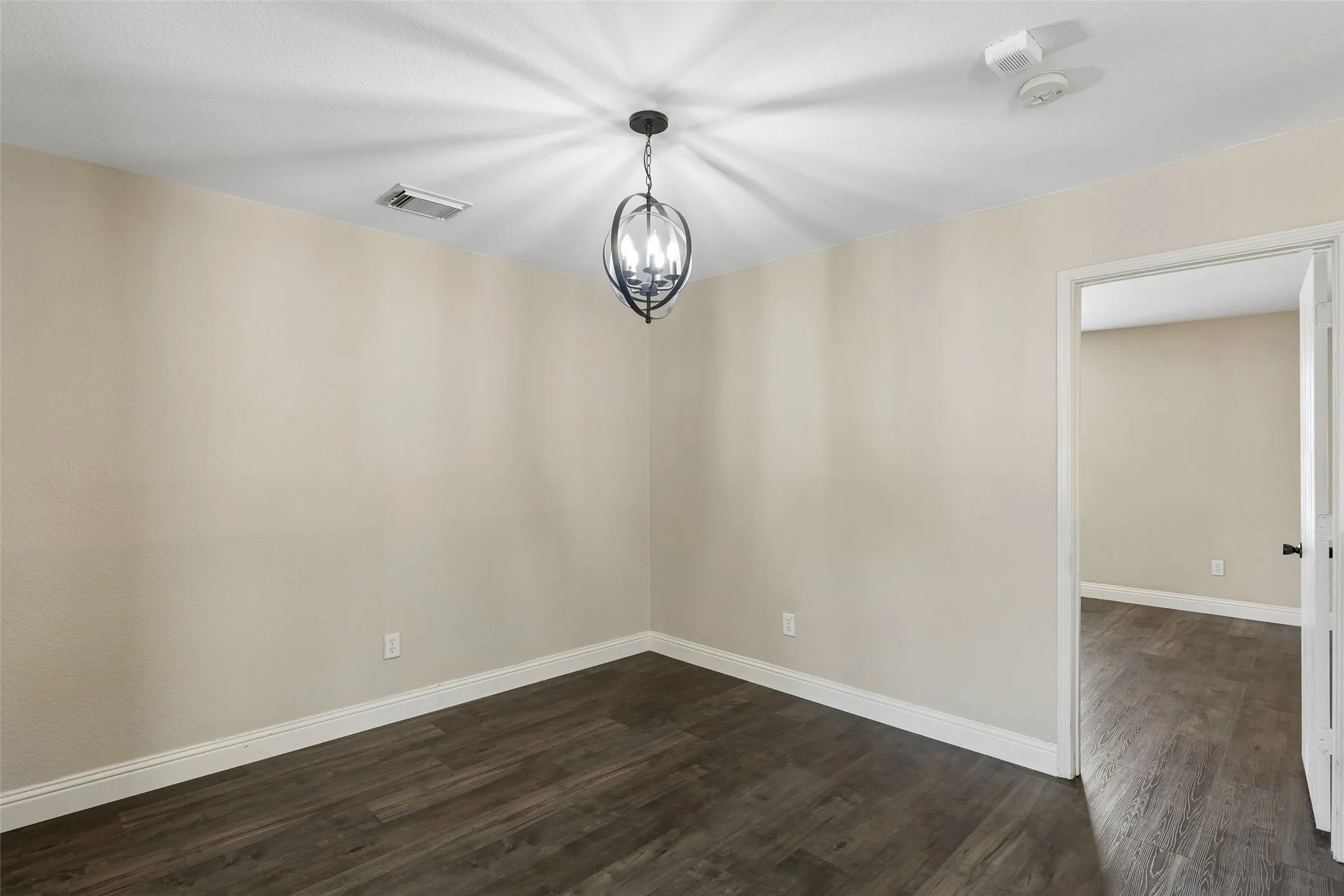 Single Family Residence For Rent in Denton County , 2034 Peregrine Court, Lewisville, Texas 75077, 3 Bedroom, 2 Bathroom, 2 Garage spaces, 1,799 Sqft, built in 1999, mls#21386198, Real Estate Agent in Lewisville, Homes For Rent in Denton county, Homes For Rent in Lewisville, Realtor in Lewisville Texas, Real Estate Brokerage Independent Realty Texas, Luminita Cordes Realtor