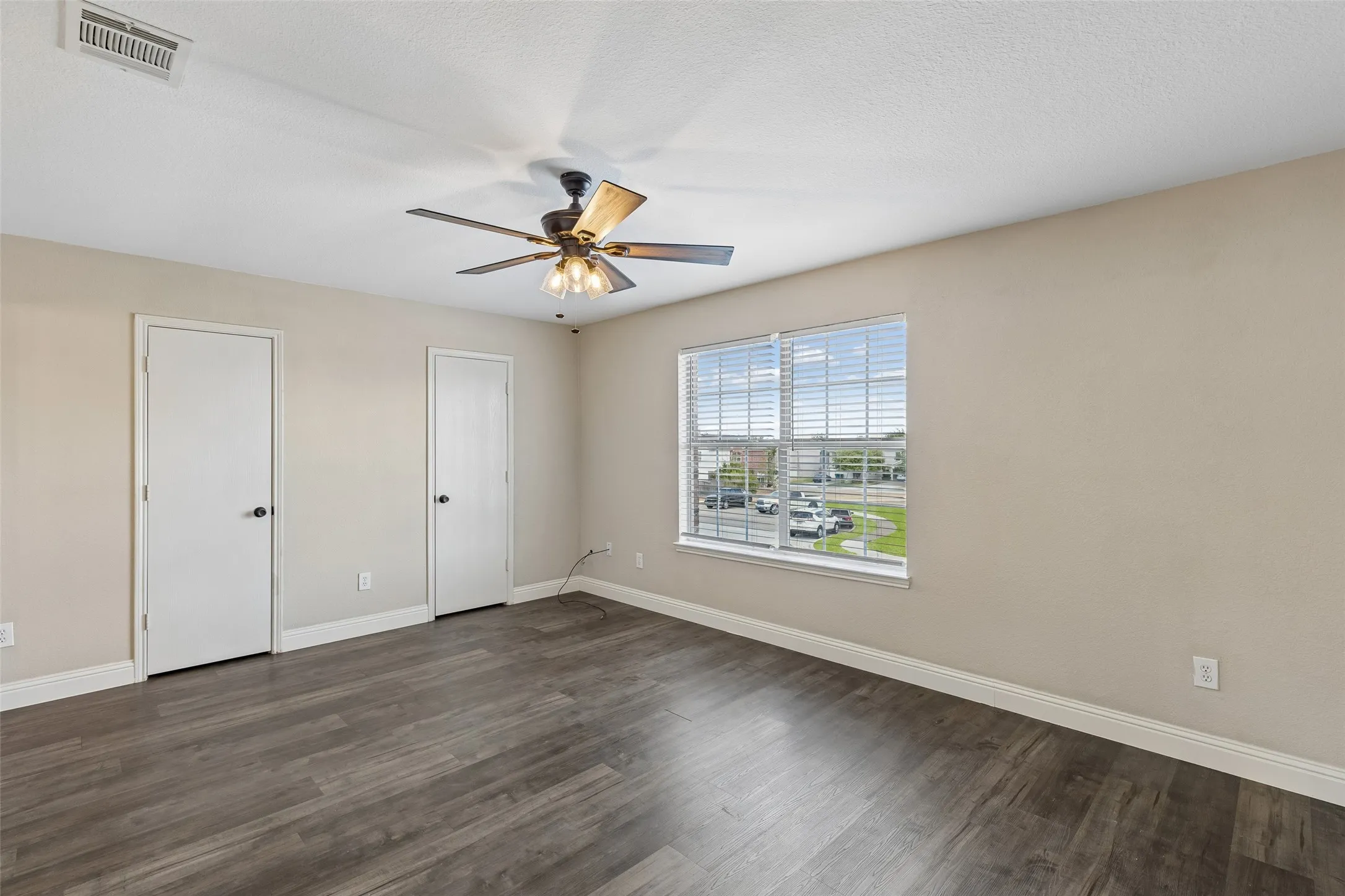 Single Family Residence For Rent in Denton County , 2034 Peregrine Court, Lewisville, Texas 75077, 3 Bedroom, 2 Bathroom, 2 Garage spaces, 1,799 Sqft, built in 1999, mls#21386198, Real Estate Agent in Lewisville, Homes For Rent in Denton county, Homes For Rent in Lewisville, Realtor in Lewisville Texas, Real Estate Brokerage Independent Realty Texas, Luminita Cordes Realtor