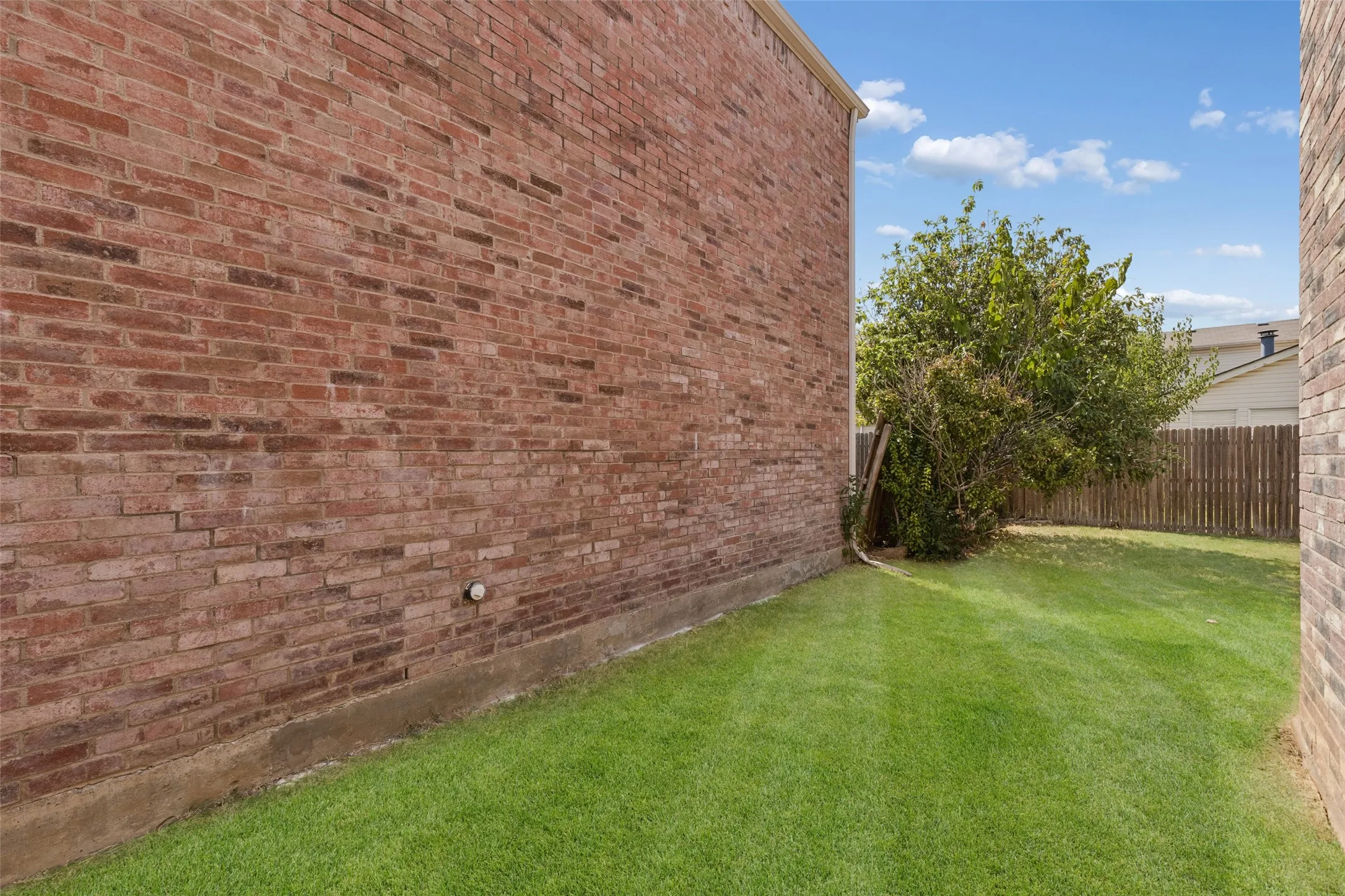 Single Family Residence For Rent in Denton County , 2034 Peregrine Court, Lewisville, Texas 75077, 3 Bedroom, 2 Bathroom, 2 Garage spaces, 1,799 Sqft, built in 1999, mls#21386198, Real Estate Agent in Lewisville, Homes For Rent in Denton county, Homes For Rent in Lewisville, Realtor in Lewisville Texas, Real Estate Brokerage Independent Realty Texas, Luminita Cordes Realtor