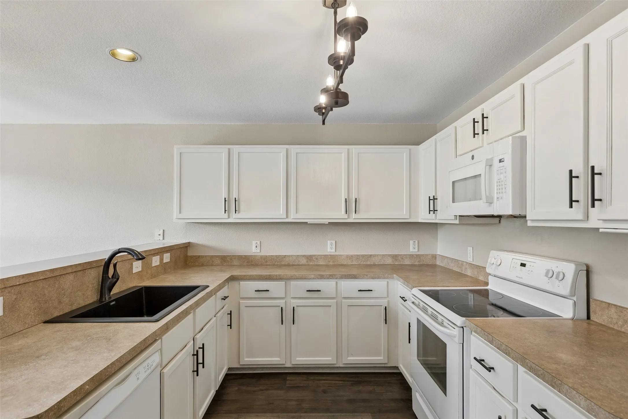 Single Family Residence For Rent in Denton County , 2034 Peregrine Court, Lewisville, Texas 75077, 3 Bedroom, 2 Bathroom, 2 Garage spaces, 1,799 Sqft, built in 1999, mls#21386198, Real Estate Agent in Lewisville, Homes For Rent in Denton county, Homes For Rent in Lewisville, Realtor in Lewisville Texas, Real Estate Brokerage Independent Realty Texas, Luminita Cordes Realtor