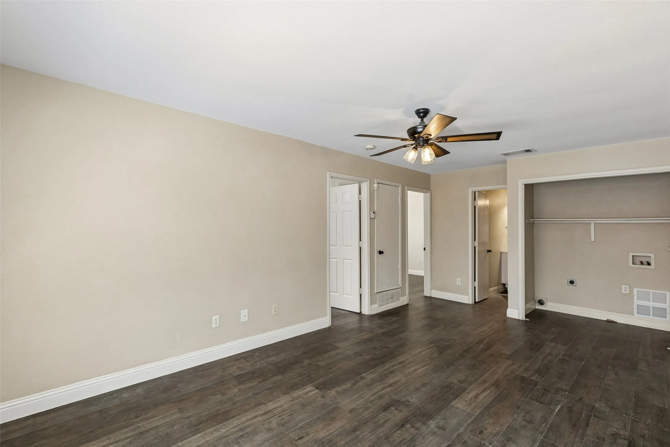 Single Family Residence For Rent in Denton County , 2034 Peregrine Court, Lewisville, Texas 75077, 3 Bedroom, 2 Bathroom, 2 Garage spaces, 1,799 Sqft, built in 1999, mls#21386198, Real Estate Agent in Lewisville, Homes For Rent in Denton county, Homes For Rent in Lewisville, Realtor in Lewisville Texas, Real Estate Brokerage Independent Realty Texas, Luminita Cordes Realtor