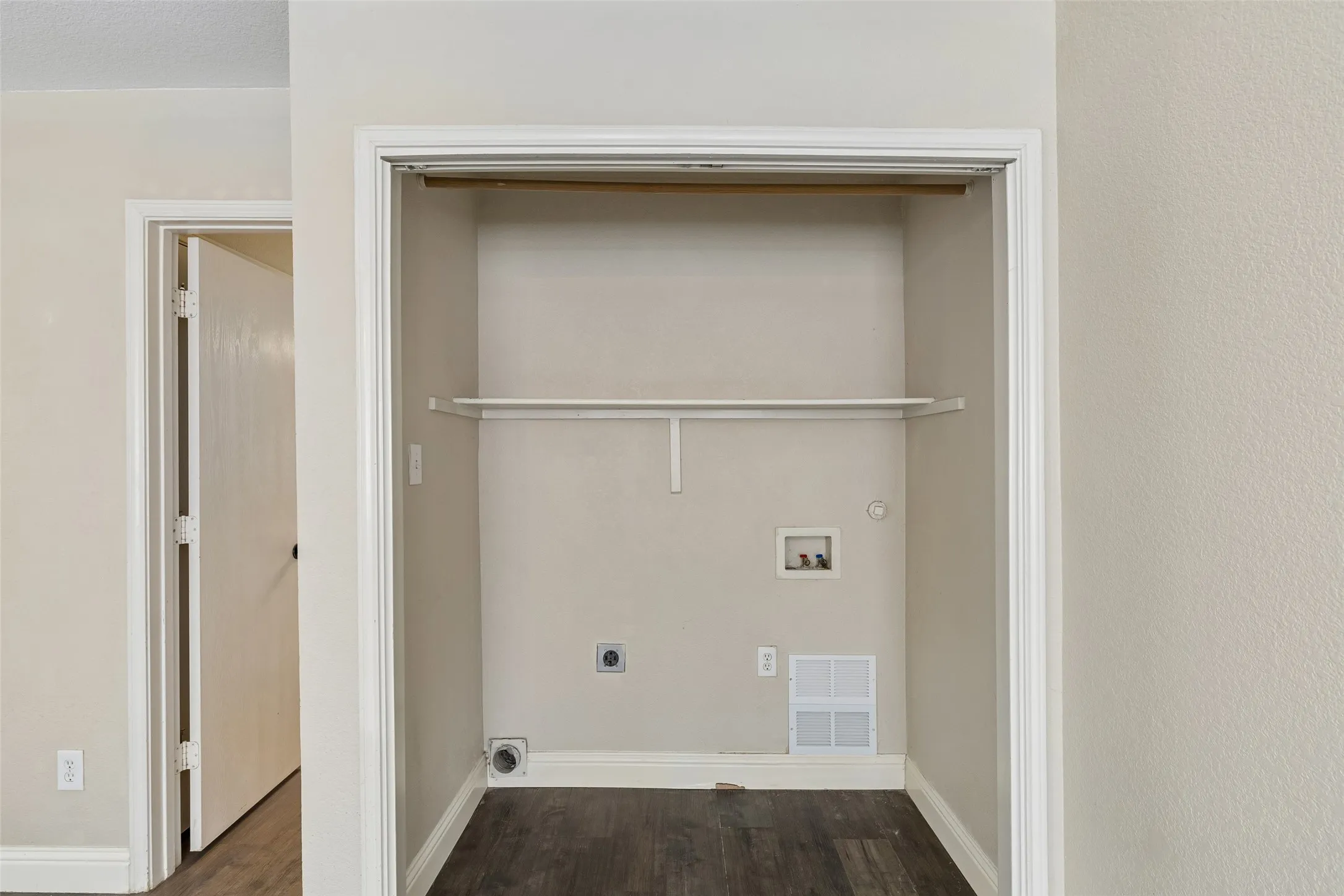 Single Family Residence For Rent in Denton County , 2034 Peregrine Court, Lewisville, Texas 75077, 3 Bedroom, 2 Bathroom, 2 Garage spaces, 1,799 Sqft, built in 1999, mls#21386198, Real Estate Agent in Lewisville, Homes For Rent in Denton county, Homes For Rent in Lewisville, Realtor in Lewisville Texas, Real Estate Brokerage Independent Realty Texas, Luminita Cordes Realtor