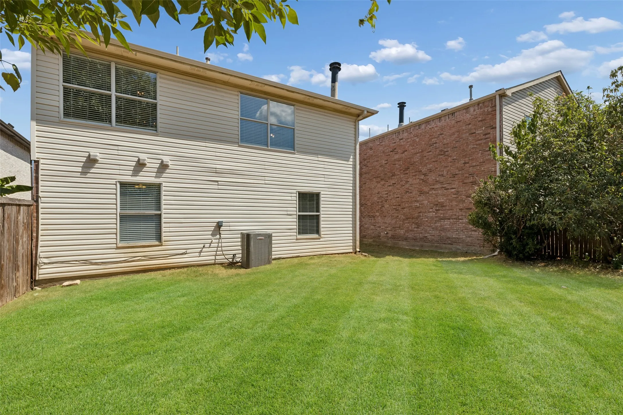 Single Family Residence For Rent in Denton County , 2034 Peregrine Court, Lewisville, Texas 75077, 3 Bedroom, 2 Bathroom, 2 Garage spaces, 1,799 Sqft, built in 1999, mls#21386198, Real Estate Agent in Lewisville, Homes For Rent in Denton county, Homes For Rent in Lewisville, Realtor in Lewisville Texas, Real Estate Brokerage Independent Realty Texas, Luminita Cordes Realtor