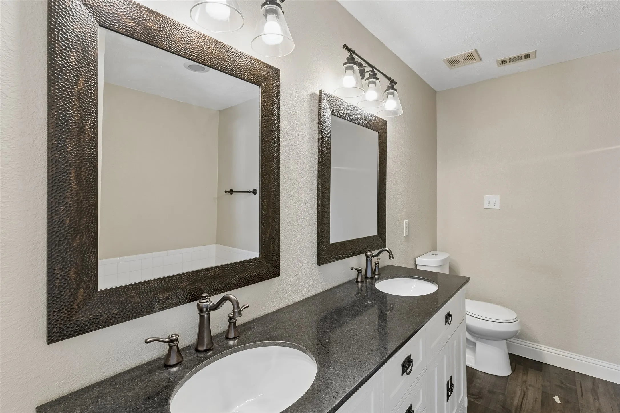 Single Family Residence For Rent in Denton County , 2034 Peregrine Court, Lewisville, Texas 75077, 3 Bedroom, 2 Bathroom, 2 Garage spaces, 1,799 Sqft, built in 1999, mls#21386198, Real Estate Agent in Lewisville, Homes For Rent in Denton county, Homes For Rent in Lewisville, Realtor in Lewisville Texas, Real Estate Brokerage Independent Realty Texas, Luminita Cordes Realtor