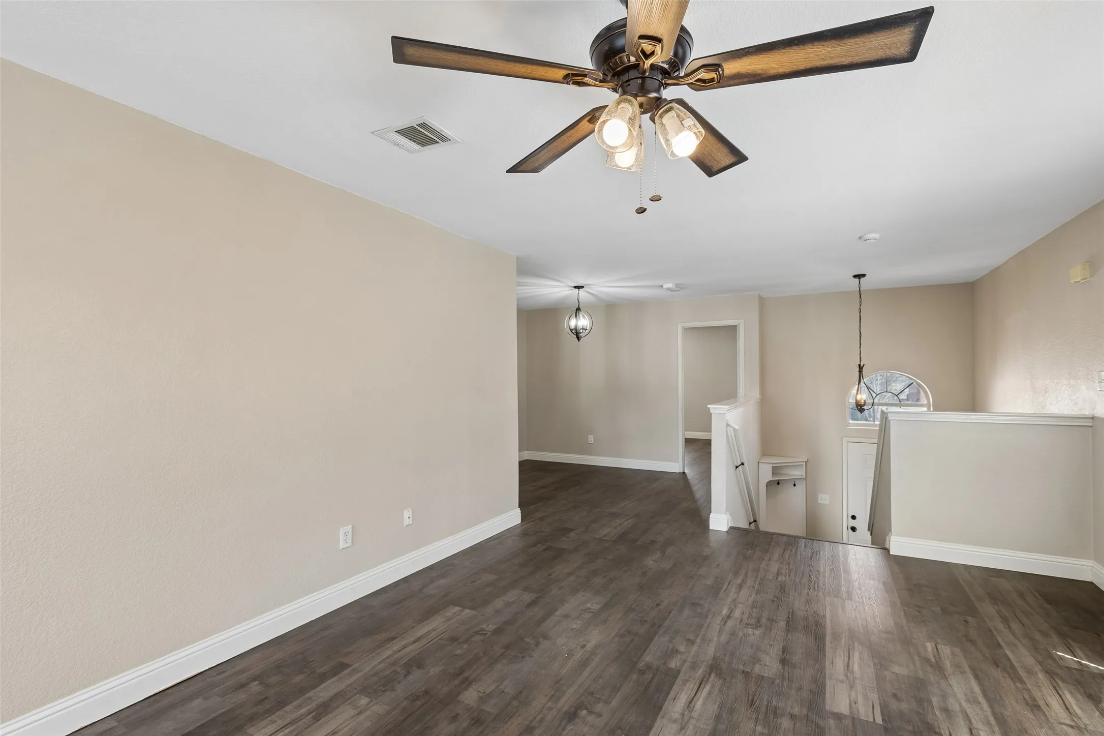 Single Family Residence For Rent in Denton County , 2034 Peregrine Court, Lewisville, Texas 75077, 3 Bedroom, 2 Bathroom, 2 Garage spaces, 1,799 Sqft, built in 1999, mls#21386198, Real Estate Agent in Lewisville, Homes For Rent in Denton county, Homes For Rent in Lewisville, Realtor in Lewisville Texas, Real Estate Brokerage Independent Realty Texas, Luminita Cordes Realtor