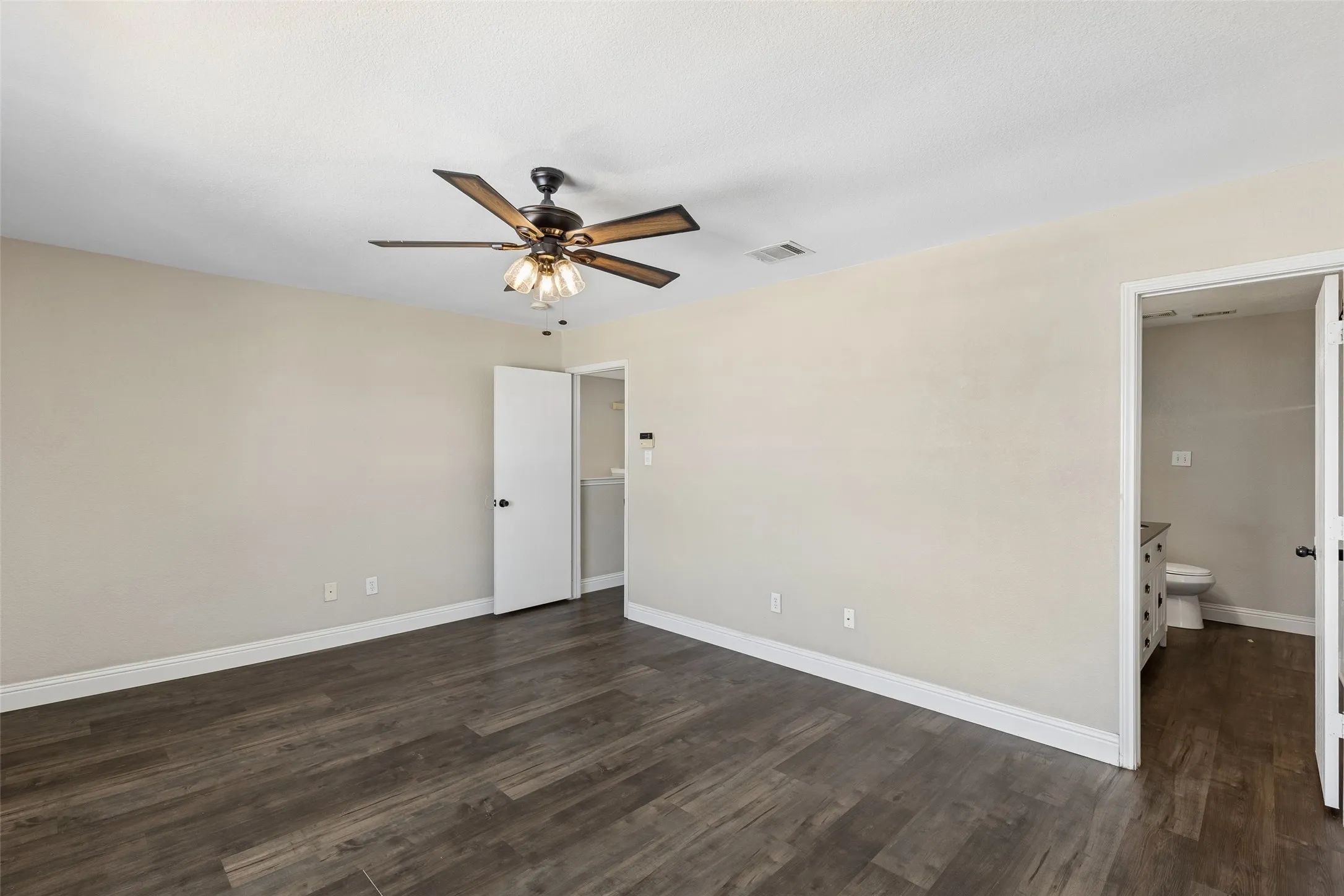 Single Family Residence For Rent in Denton County , 2034 Peregrine Court, Lewisville, Texas 75077, 3 Bedroom, 2 Bathroom, 2 Garage spaces, 1,799 Sqft, built in 1999, mls#21386198, Real Estate Agent in Lewisville, Homes For Rent in Denton county, Homes For Rent in Lewisville, Realtor in Lewisville Texas, Real Estate Brokerage Independent Realty Texas, Luminita Cordes Realtor