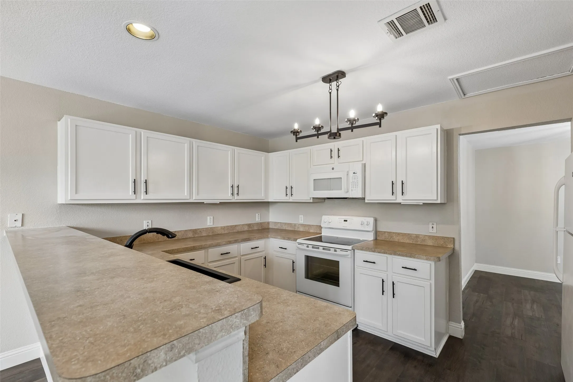 Single Family Residence For Rent in Denton County , 2034 Peregrine Court, Lewisville, Texas 75077, 3 Bedroom, 2 Bathroom, 2 Garage spaces, 1,799 Sqft, built in 1999, mls#21386198, Real Estate Agent in Lewisville, Homes For Rent in Denton county, Homes For Rent in Lewisville, Realtor in Lewisville Texas, Real Estate Brokerage Independent Realty Texas, Luminita Cordes Realtor