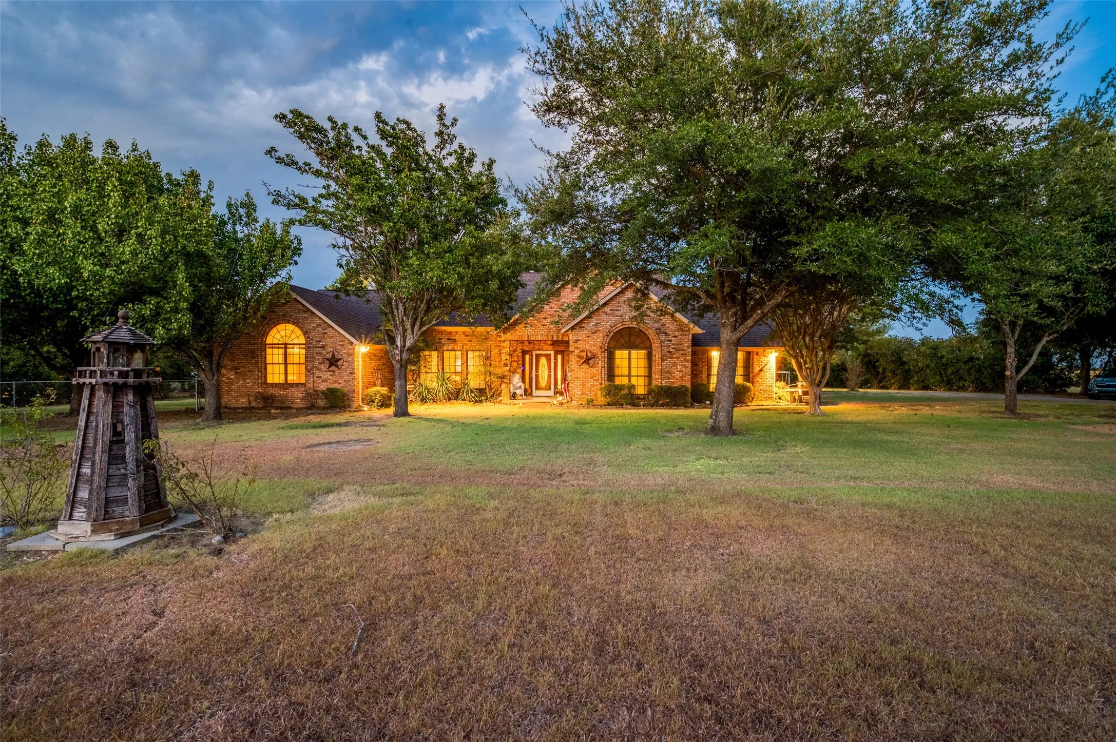 Single Family Residence For Sale in Dallas County , 611 Combine Road, Seagoville, Texas 75159, 3 Bedroom, 3 Bathroom, Garage spaces, 2,394 Sqft, built in 1990, mls#21381888, Real Estate Agent in Seagoville, Homes For Sale in Dallas county, Homes For Sale in Seagoville, Realtor in Seagoville Texas, Real Estate Brokerage Independent Realty Texas, Luminita Cordes Realtor