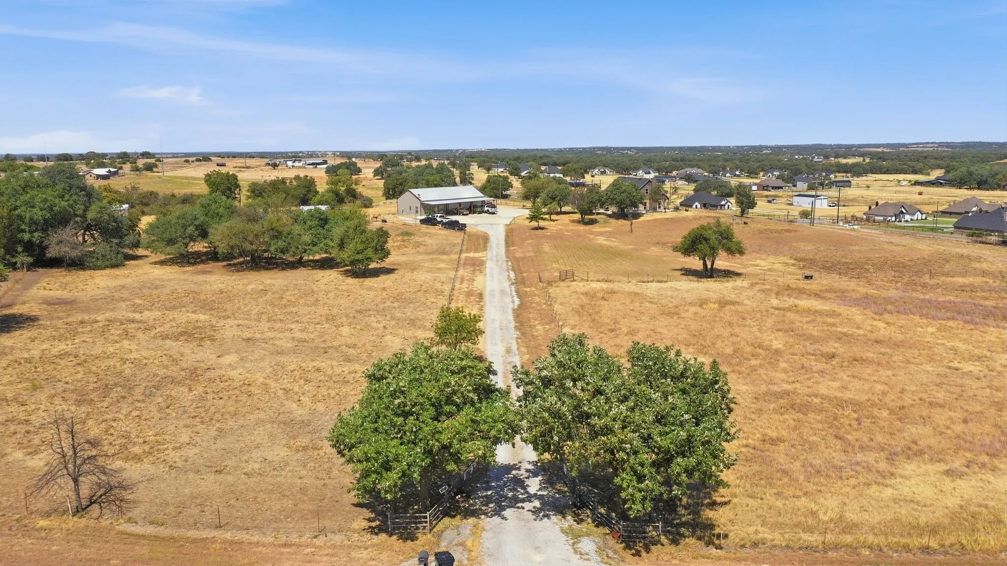Single Family Residence For Sale in Parker County , 100 Shadle Ridge Court, Poolville, Texas 76487, 3 Bedroom, 3 Bathroom, 5 Garage spaces, 2,499 Sqft, built in 1995, mls#21387961, Real Estate Agent in Poolville, Homes For Sale in Parker county, Homes For Sale in Poolville, Realtor in Poolville Texas, Real Estate Brokerage Independent Realty Texas, Luminita Cordes Realtor