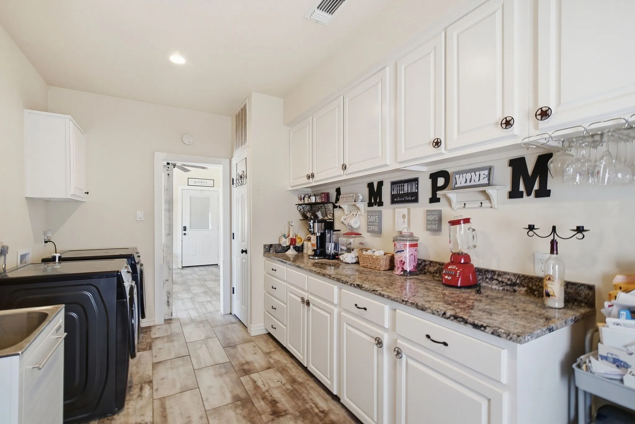 Single Family Residence For Sale in Parker County , 100 Shadle Ridge Court, Poolville, Texas 76487, 3 Bedroom, 3 Bathroom, 5 Garage spaces, 2,499 Sqft, built in 1995, mls#21387961, Real Estate Agent in Poolville, Homes For Sale in Parker county, Homes For Sale in Poolville, Realtor in Poolville Texas, Real Estate Brokerage Independent Realty Texas, Luminita Cordes Realtor