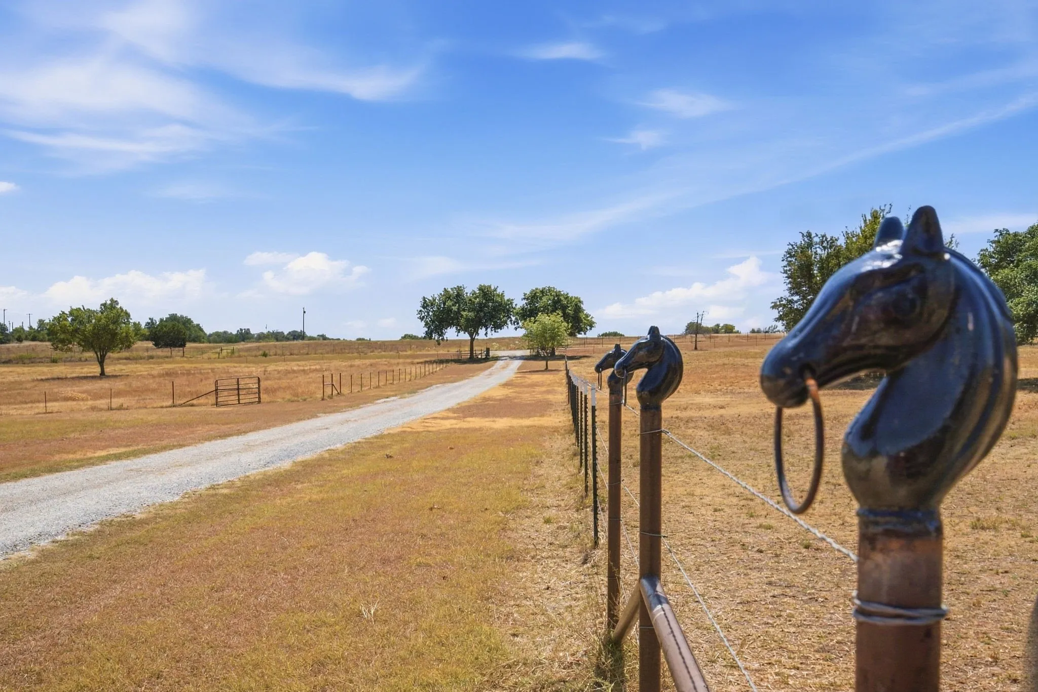 Single Family Residence For Sale in Parker County , 100 Shadle Ridge Court, Poolville, Texas 76487, 3 Bedroom, 3 Bathroom, 5 Garage spaces, 2,499 Sqft, built in 1995, mls#21387961, Real Estate Agent in Poolville, Homes For Sale in Parker county, Homes For Sale in Poolville, Realtor in Poolville Texas, Real Estate Brokerage Independent Realty Texas, Luminita Cordes Realtor
