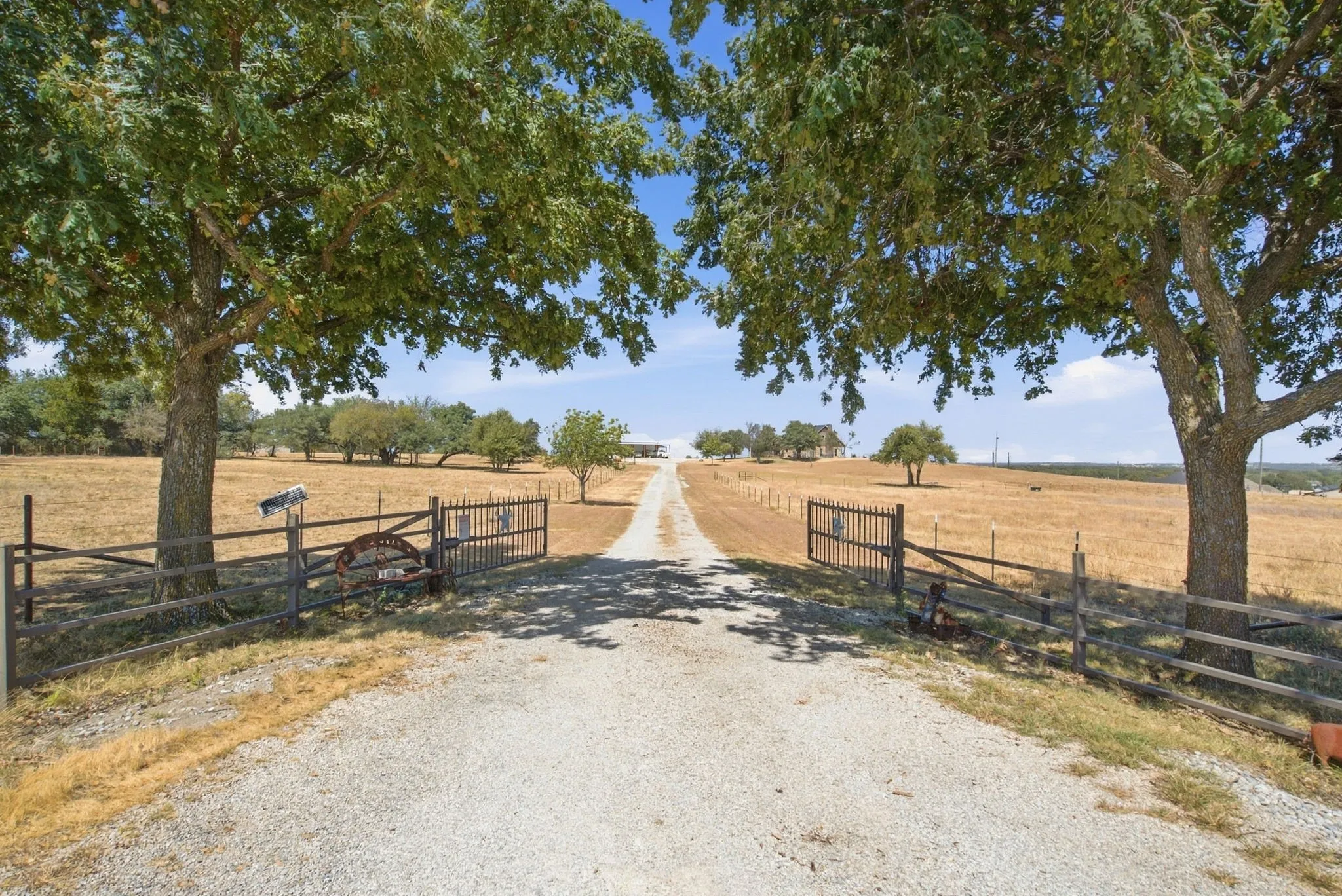 Single Family Residence For Sale in Parker County , 100 Shadle Ridge Court, Poolville, Texas 76487, 3 Bedroom, 3 Bathroom, 5 Garage spaces, 2,499 Sqft, built in 1995, mls#21387961, Real Estate Agent in Poolville, Homes For Sale in Parker county, Homes For Sale in Poolville, Realtor in Poolville Texas, Real Estate Brokerage Independent Realty Texas, Luminita Cordes Realtor
