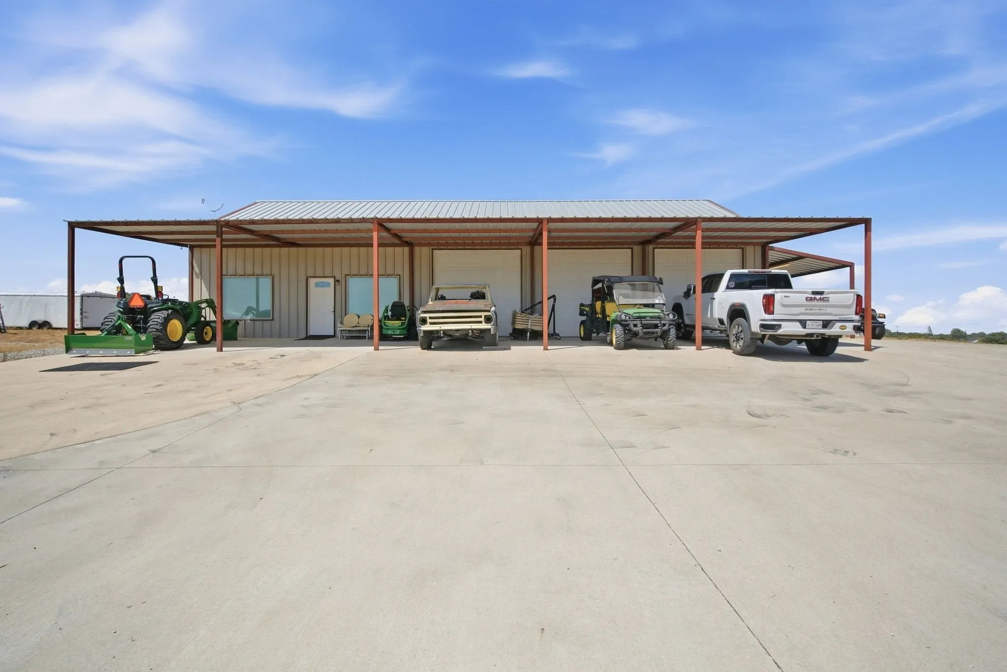 Single Family Residence For Sale in Parker County , 100 Shadle Ridge Court, Poolville, Texas 76487, 3 Bedroom, 3 Bathroom, 5 Garage spaces, 2,499 Sqft, built in 1995, mls#21387961, Real Estate Agent in Poolville, Homes For Sale in Parker county, Homes For Sale in Poolville, Realtor in Poolville Texas, Real Estate Brokerage Independent Realty Texas, Luminita Cordes Realtor
