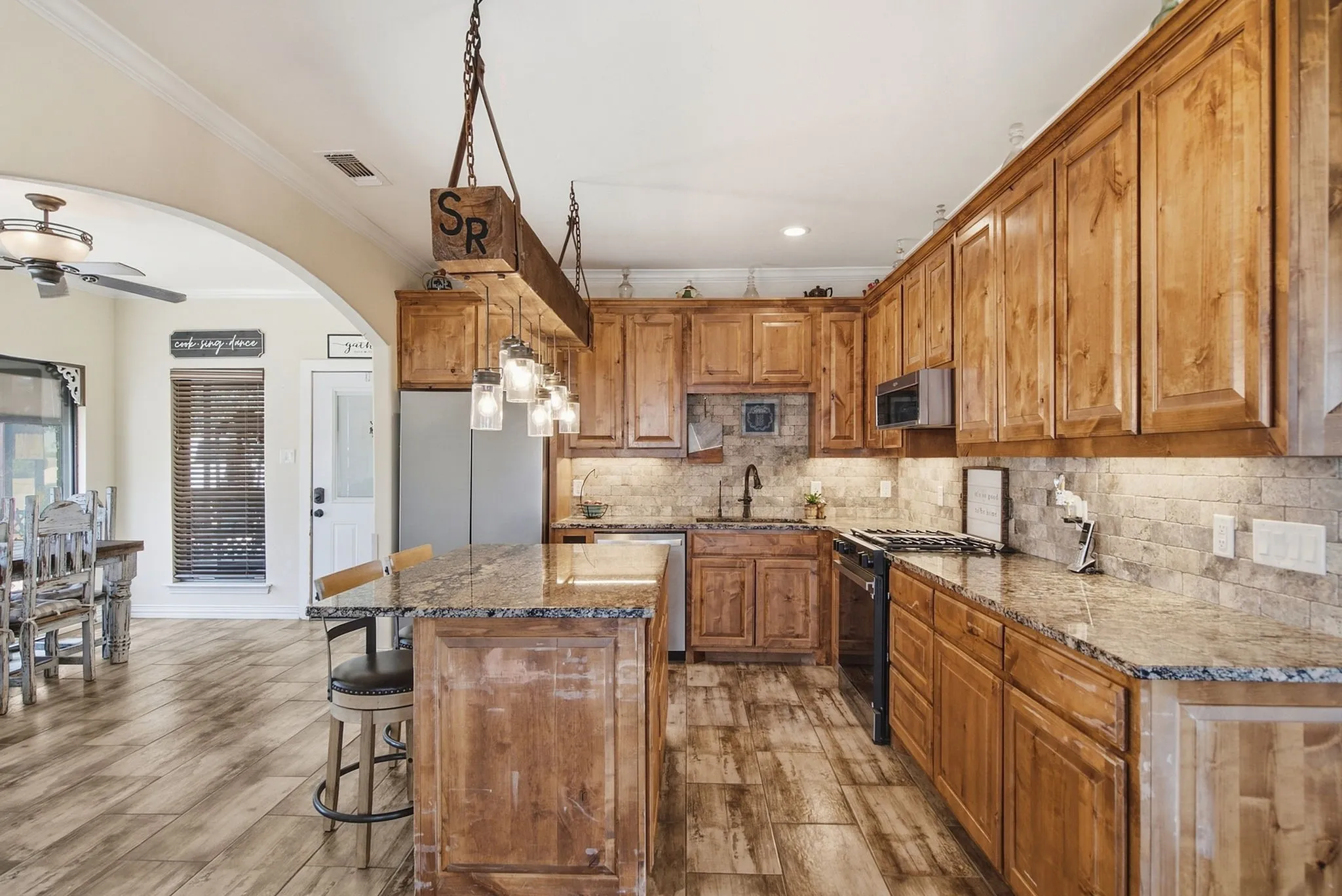 Single Family Residence For Sale in Parker County , 100 Shadle Ridge Court, Poolville, Texas 76487, 3 Bedroom, 3 Bathroom, 5 Garage spaces, 2,499 Sqft, built in 1995, mls#21387961, Real Estate Agent in Poolville, Homes For Sale in Parker county, Homes For Sale in Poolville, Realtor in Poolville Texas, Real Estate Brokerage Independent Realty Texas, Luminita Cordes Realtor