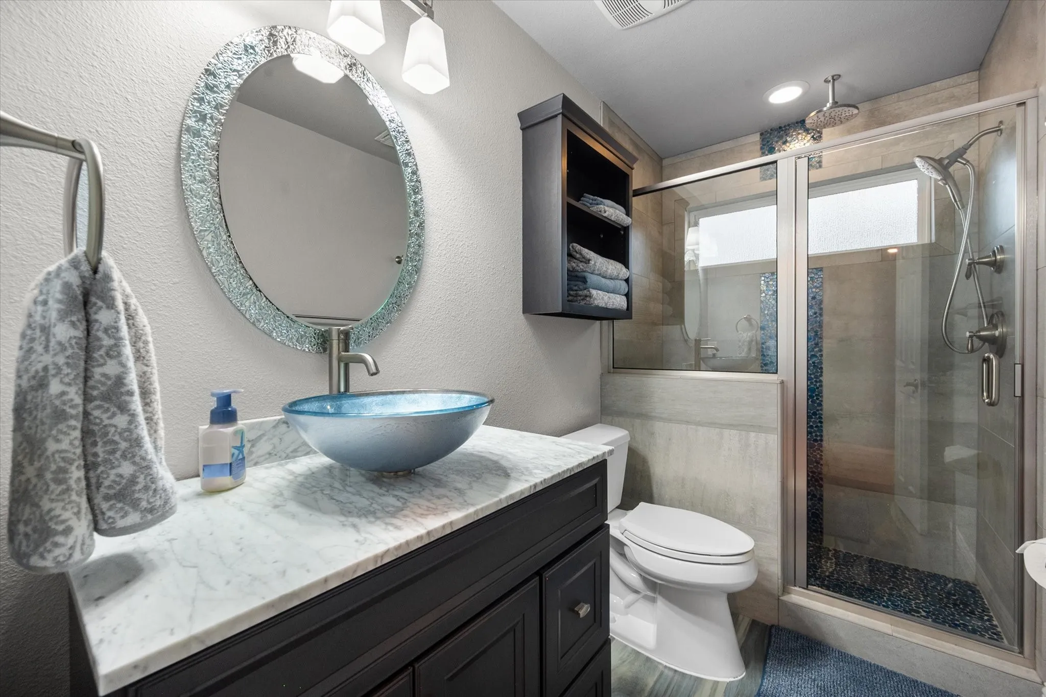 Upstairs full bathroom