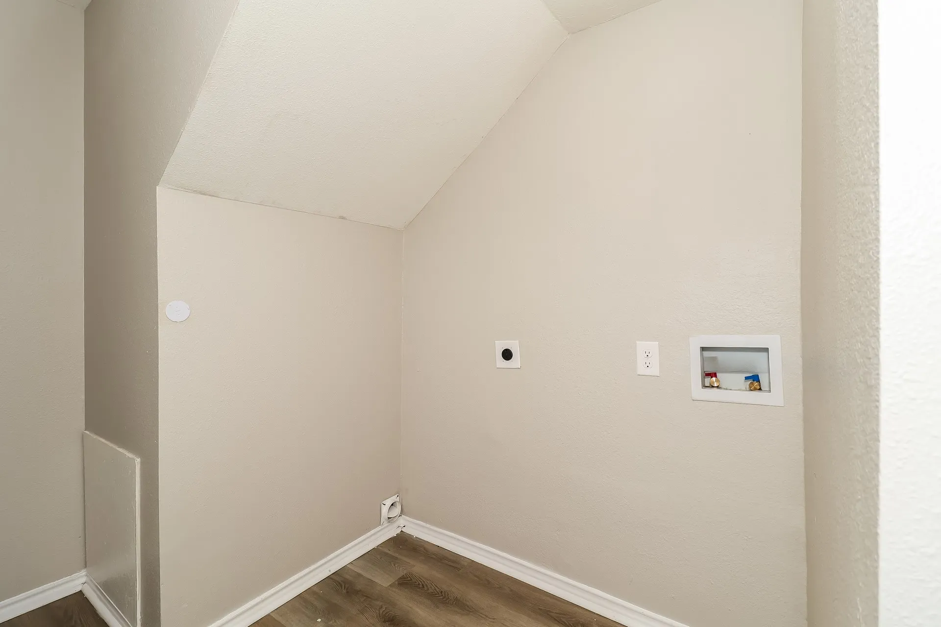Single Family Residence For Sale in Dallas County , 11226 Drummond Drive, Dallas, Texas 75228, 4 Bedroom, 3 Bathroom, Garage spaces, 2,172 Sqft, built in 1964, mls#21388354, Real Estate Agent in Dallas, Homes For Sale in Dallas county, Homes For Sale in Dallas, Realtor in Dallas Texas, Real Estate Brokerage Independent Realty Texas, Luminita Cordes Realtor