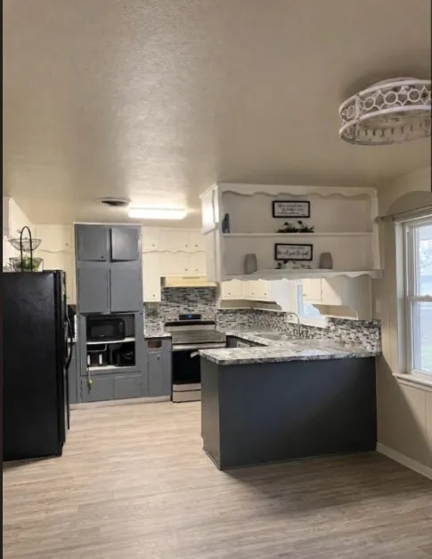 View of nice open floor plan kitchen and breakfast area.